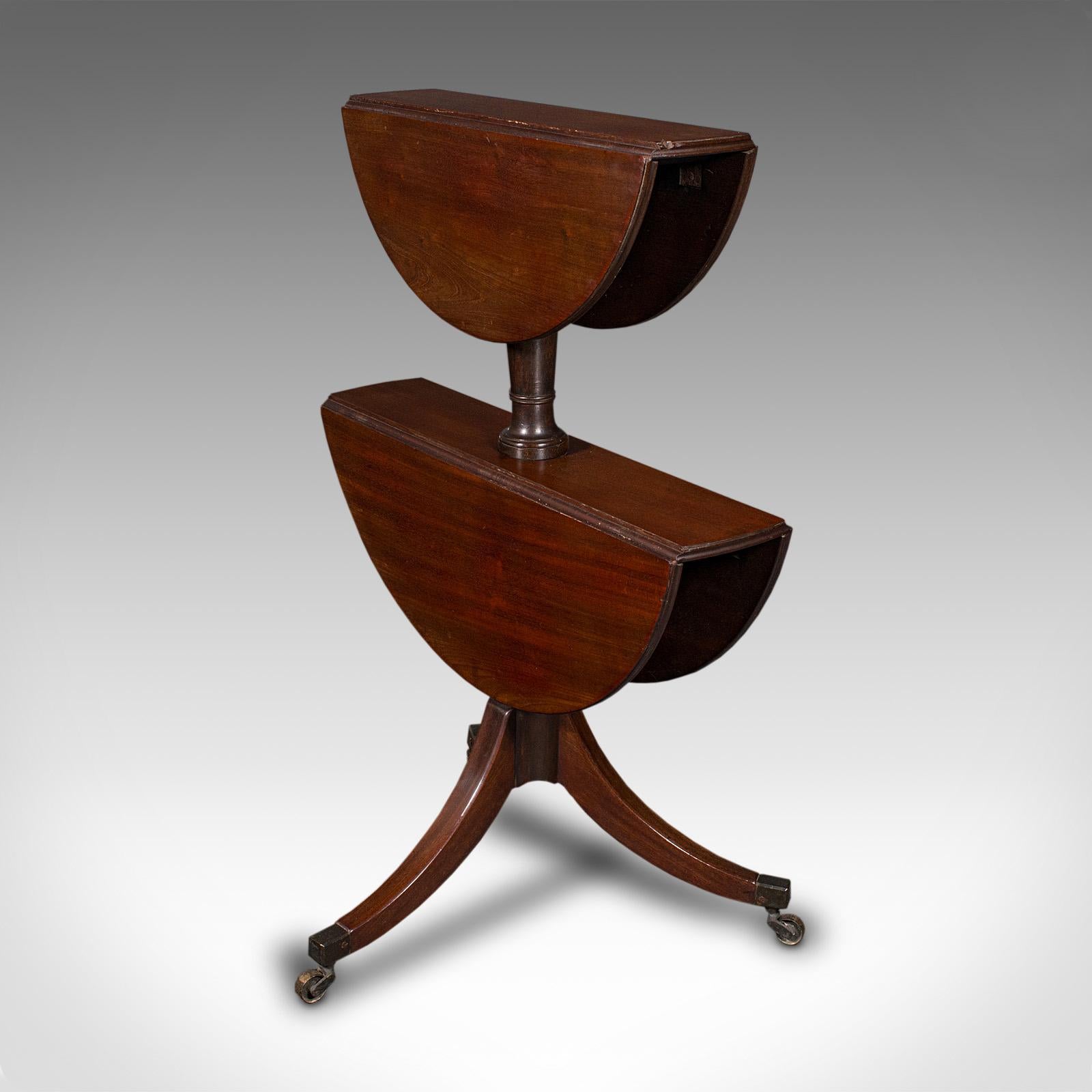 
Il s'agit d'un ancien serveur muet pliant. Présentoir anglais en acajou à deux niveaux, datant de la période géorgienne, vers 1800.

Fascinante rareté, stand pliant au goût géorgien séduisant.
Présente une patine d'usage désirable et est en bon