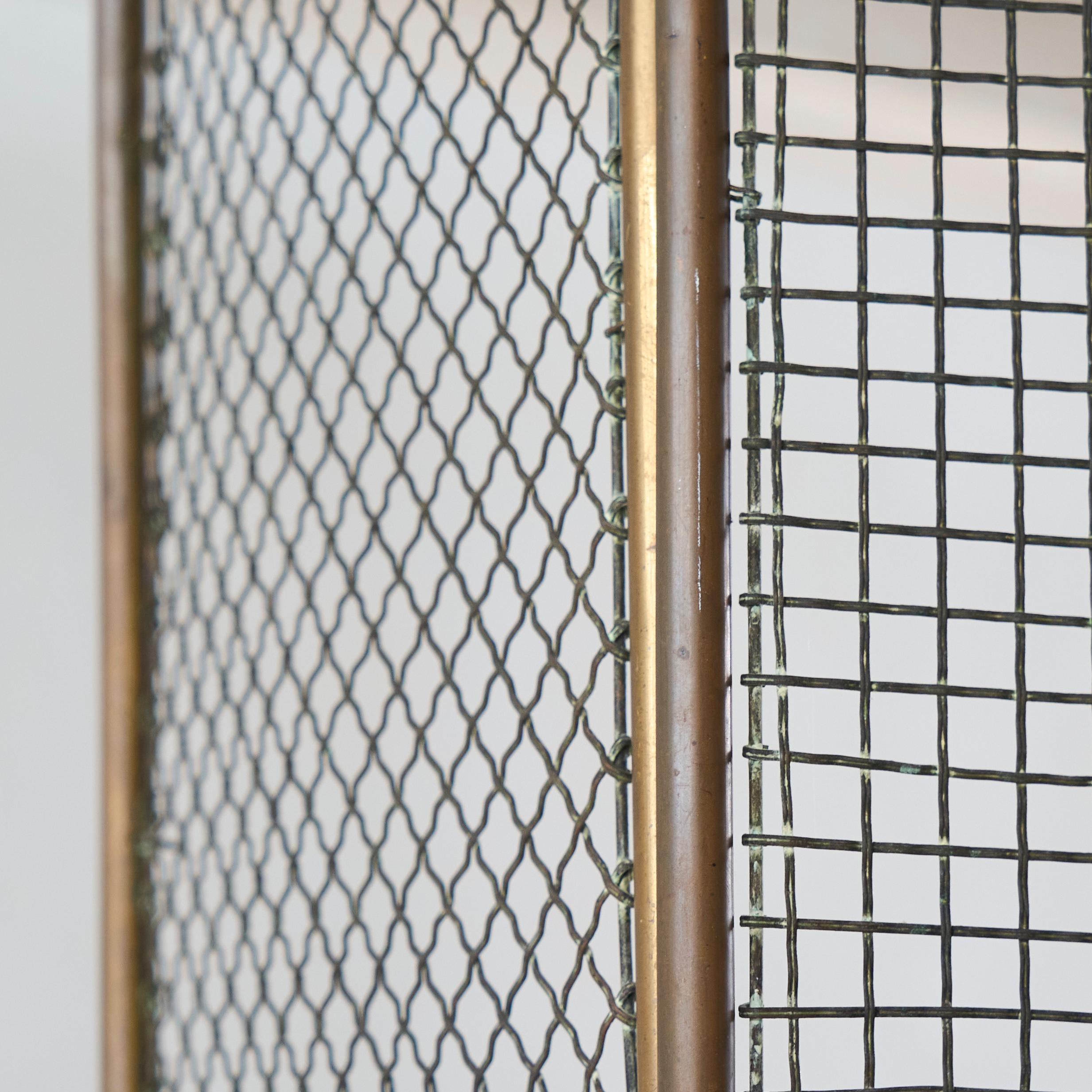 Antique Folding Fire Screen in Patinated Brass 19th Century Hecho a mano en venta