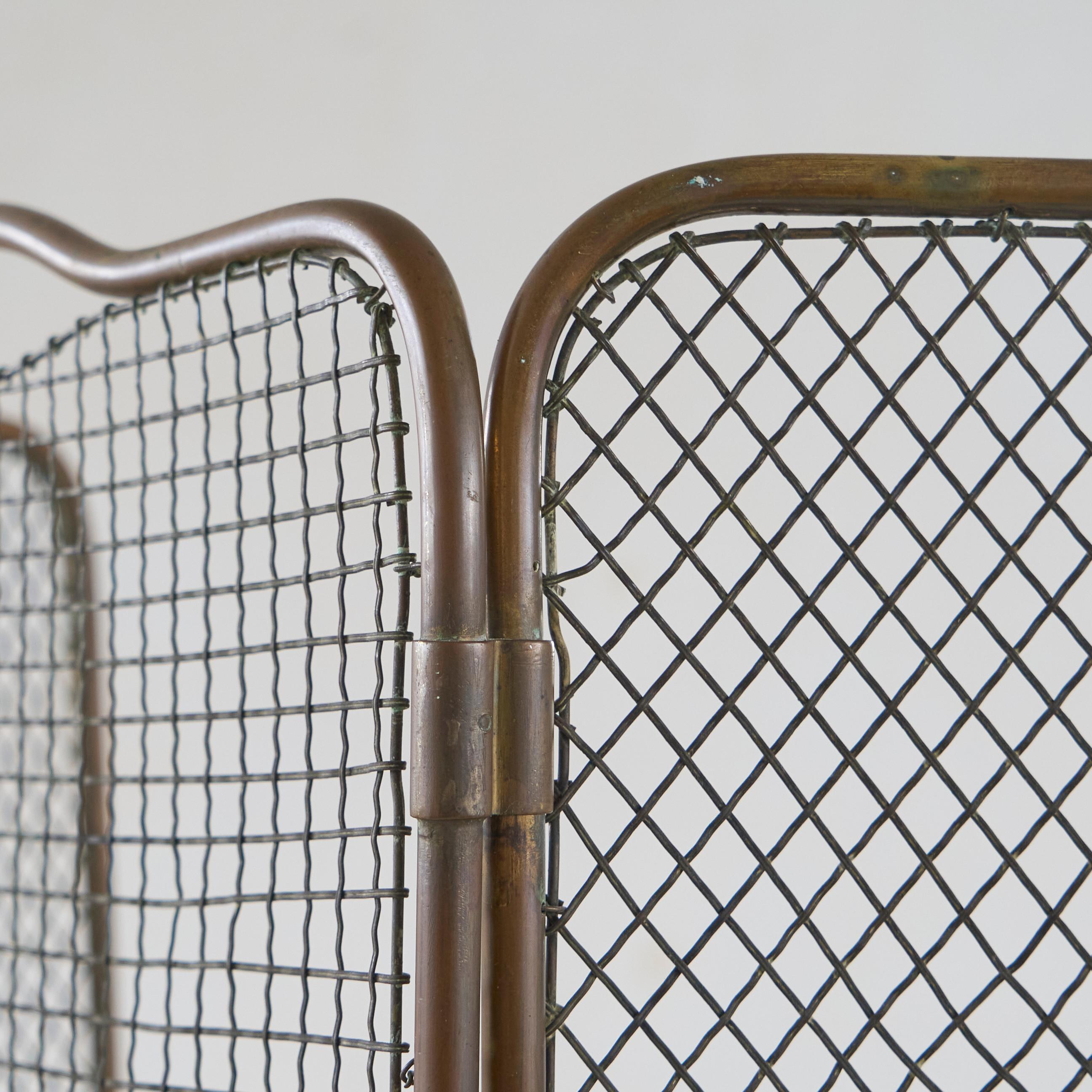 Antique Folding Fire Screen in Patinated Brass 19th Century siglo XIX en venta