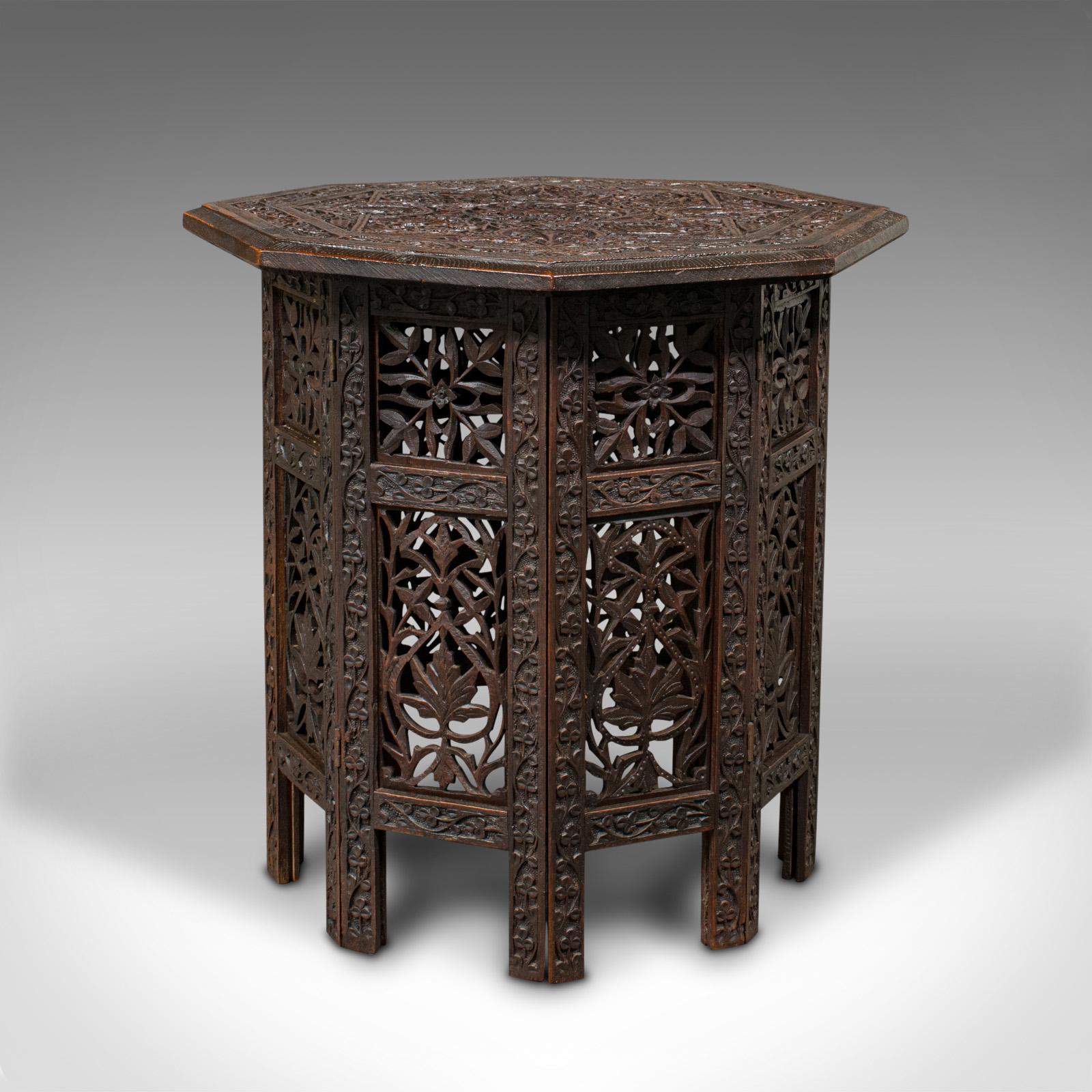 Il s'agit d'une ancienne table de lampe pliante. Table d'appoint ou d'appoint anglo-indienne, datant de la période édouardienne, vers 1910.

Foldes ornementés avec une forme de pliage octogonal caractéristique.
Présente une patine d'ancienneté