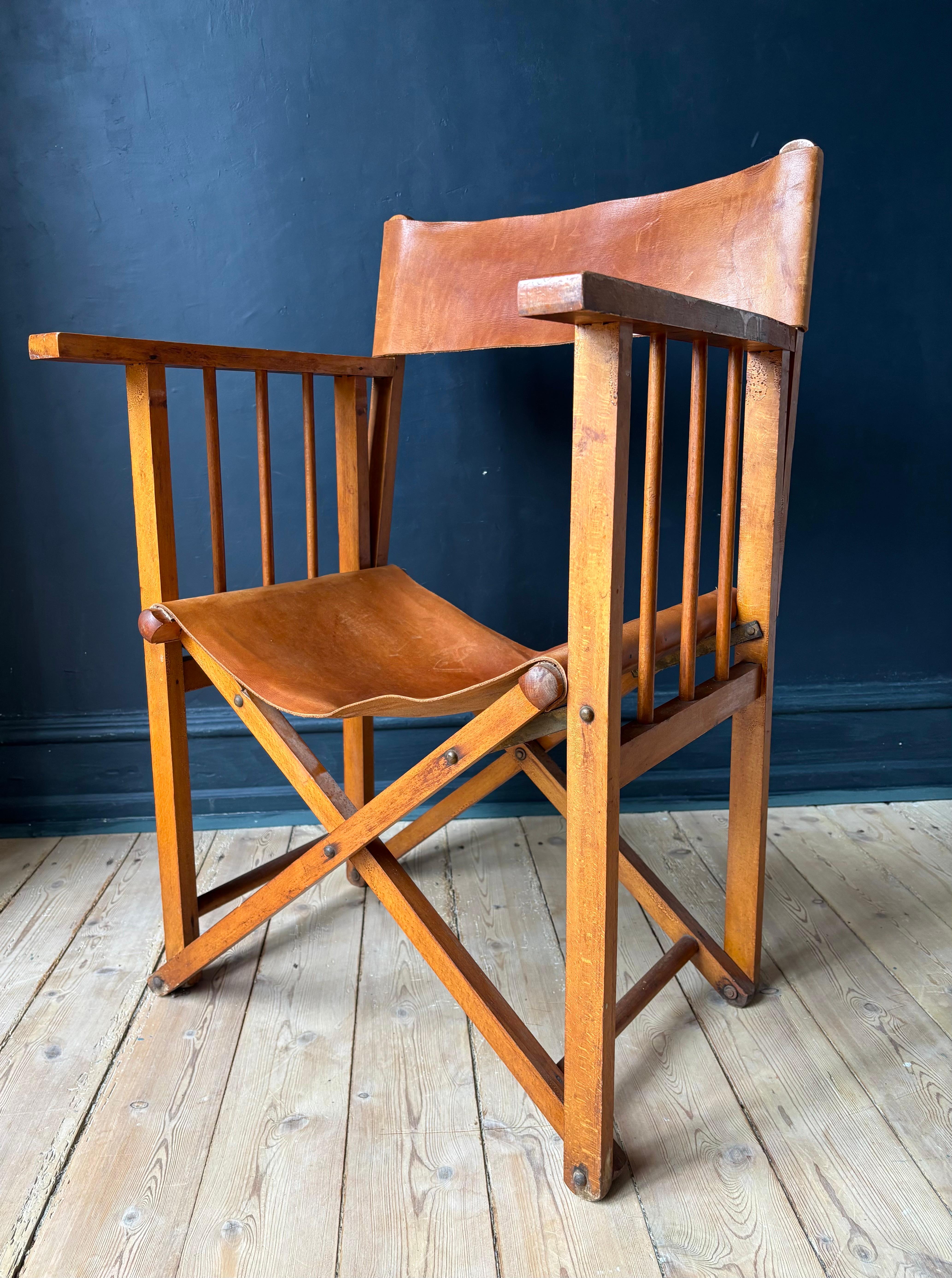 Antique Folding Leather, Wood Safari Colonial Style Director's Chair, 1930s In Good Condition For Sale In Copenhagen, DK