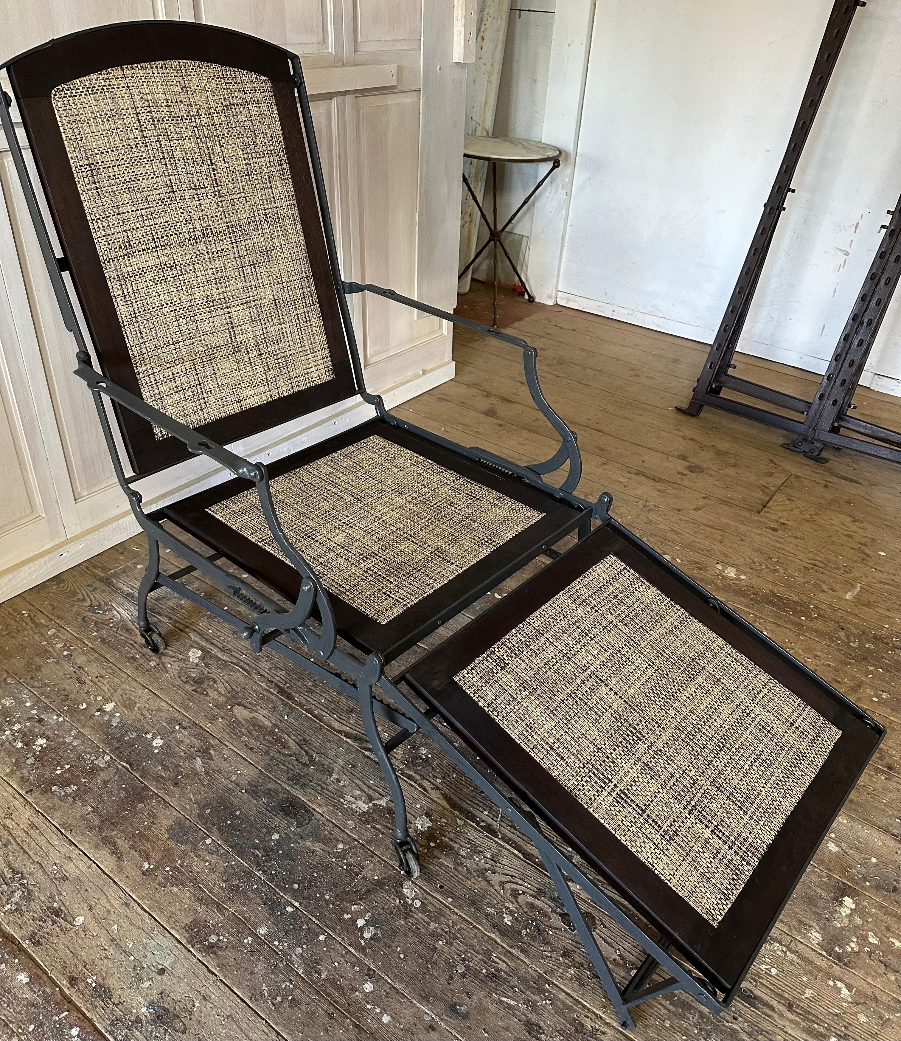 Antique Folding Lounging Deck Chair In Good Condition For Sale In Sheffield, MA