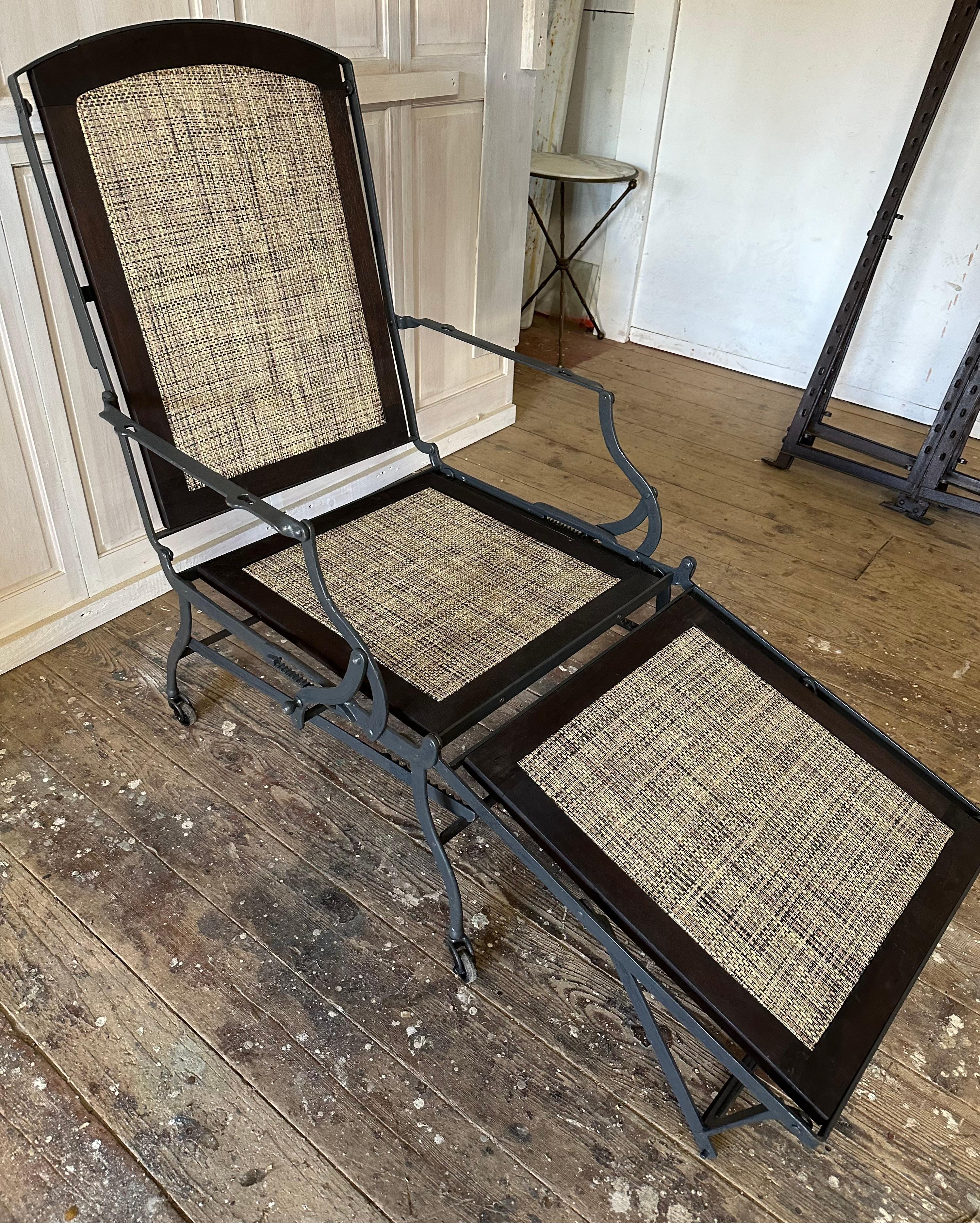 20th Century Antique Folding Lounging Deck Chair For Sale