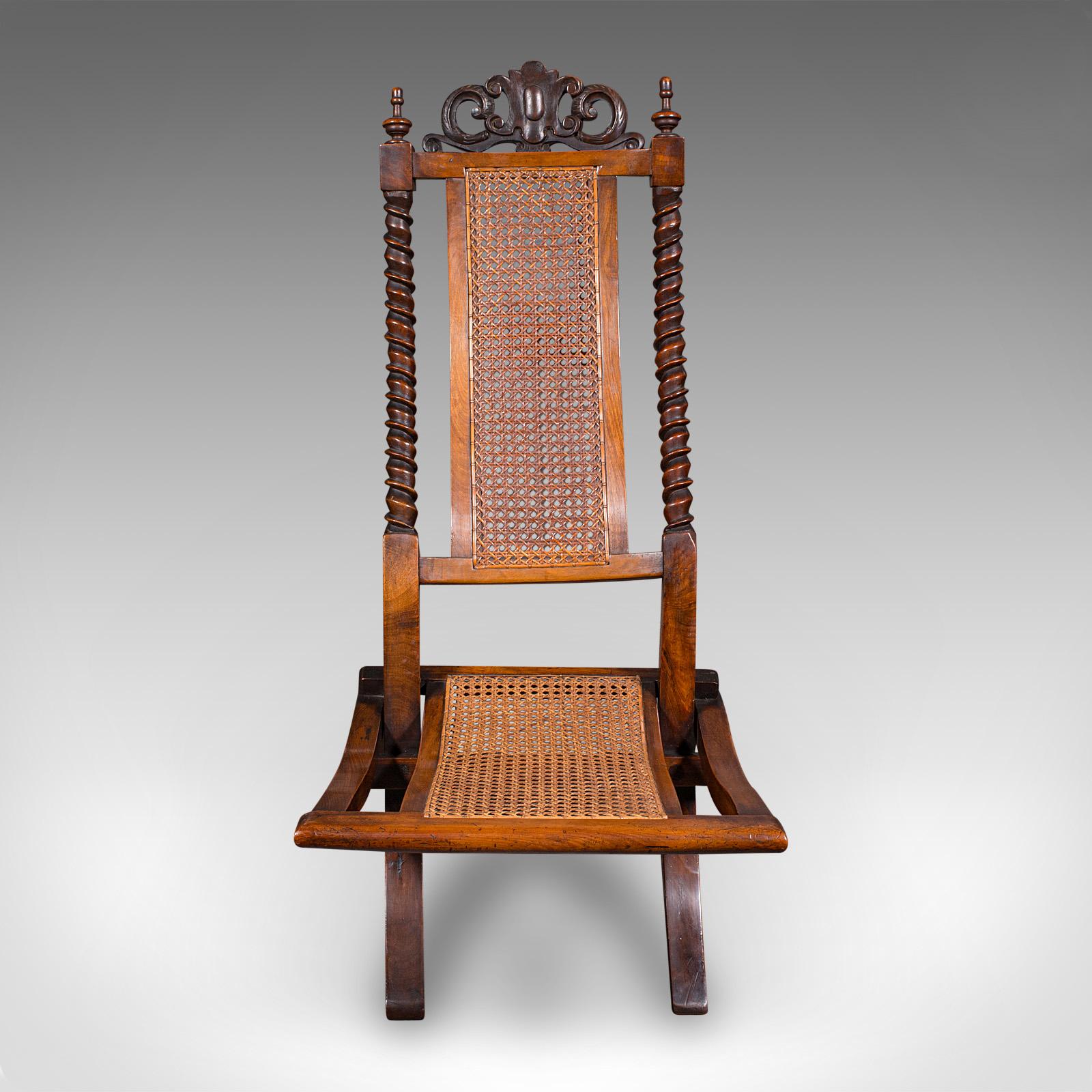 Dies ist ein attraktiver antiker, faltbarer Dampfsessel. Ein englischer Campaigner-Sessel aus Nussbaum und Bergère, aus der viktorianischen Zeit, um 1870. Dieser elegante, für den mobilen Einsatz konzipierte Sitz ist von der Tradition des Reisens