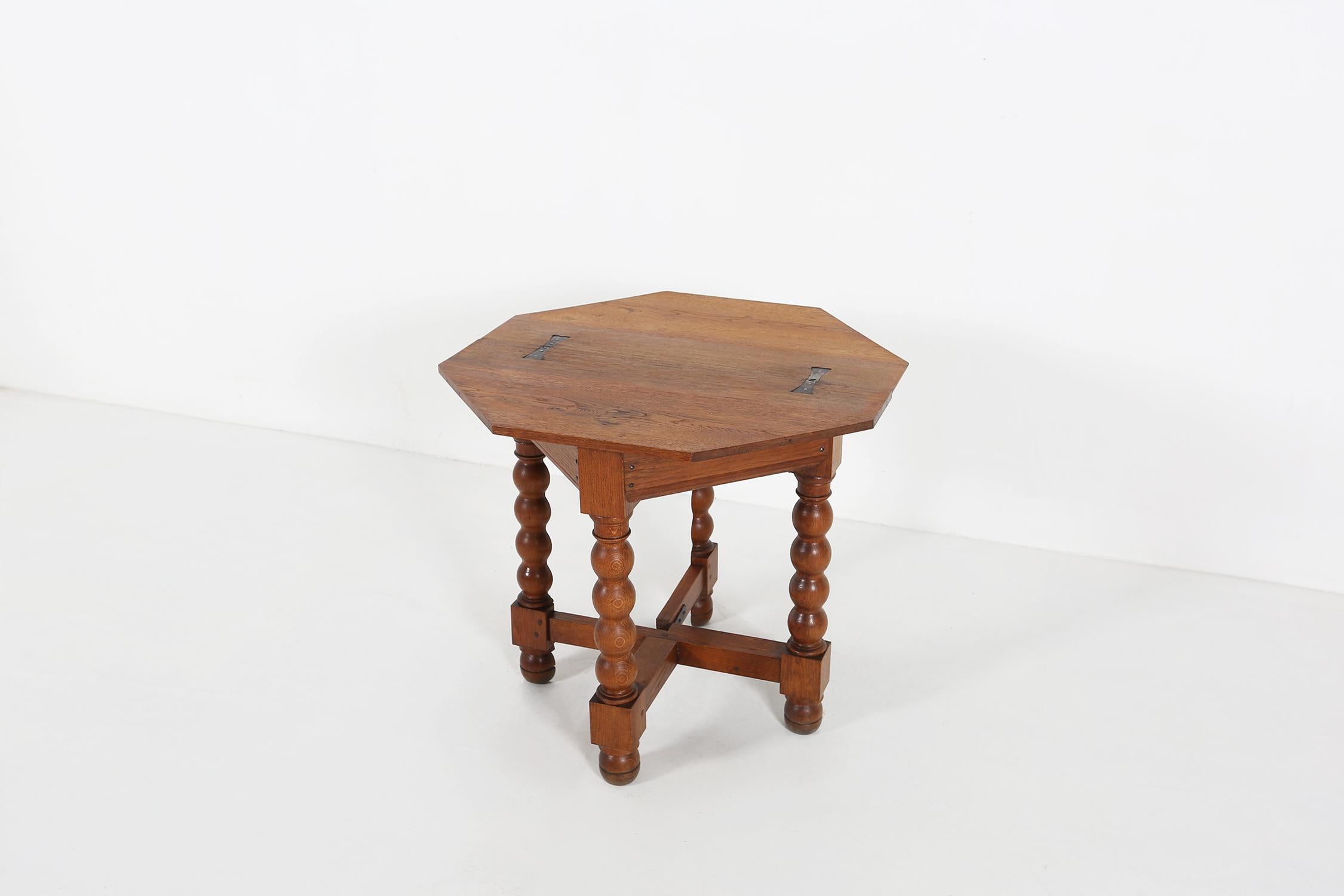 French antique folding side table made in solid oak wood.
Has some nice details in the recessed black hinges and the twisted legs.