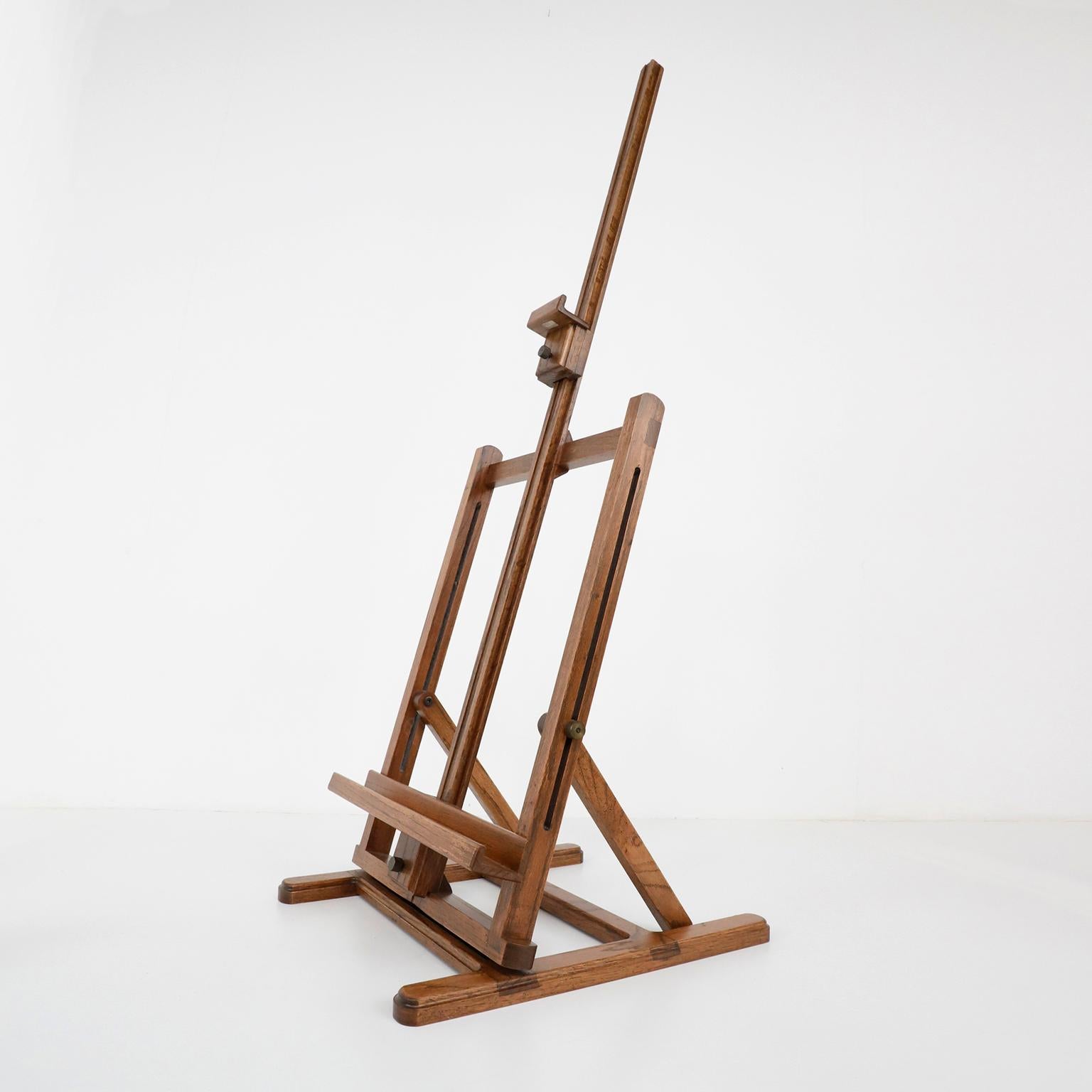 Circa 1970. Nous proposons ce chevalet pliant en forme de H. Le support de tableau est en forme de plateau et peut être relevé ou abaissé en fonction des besoins.
