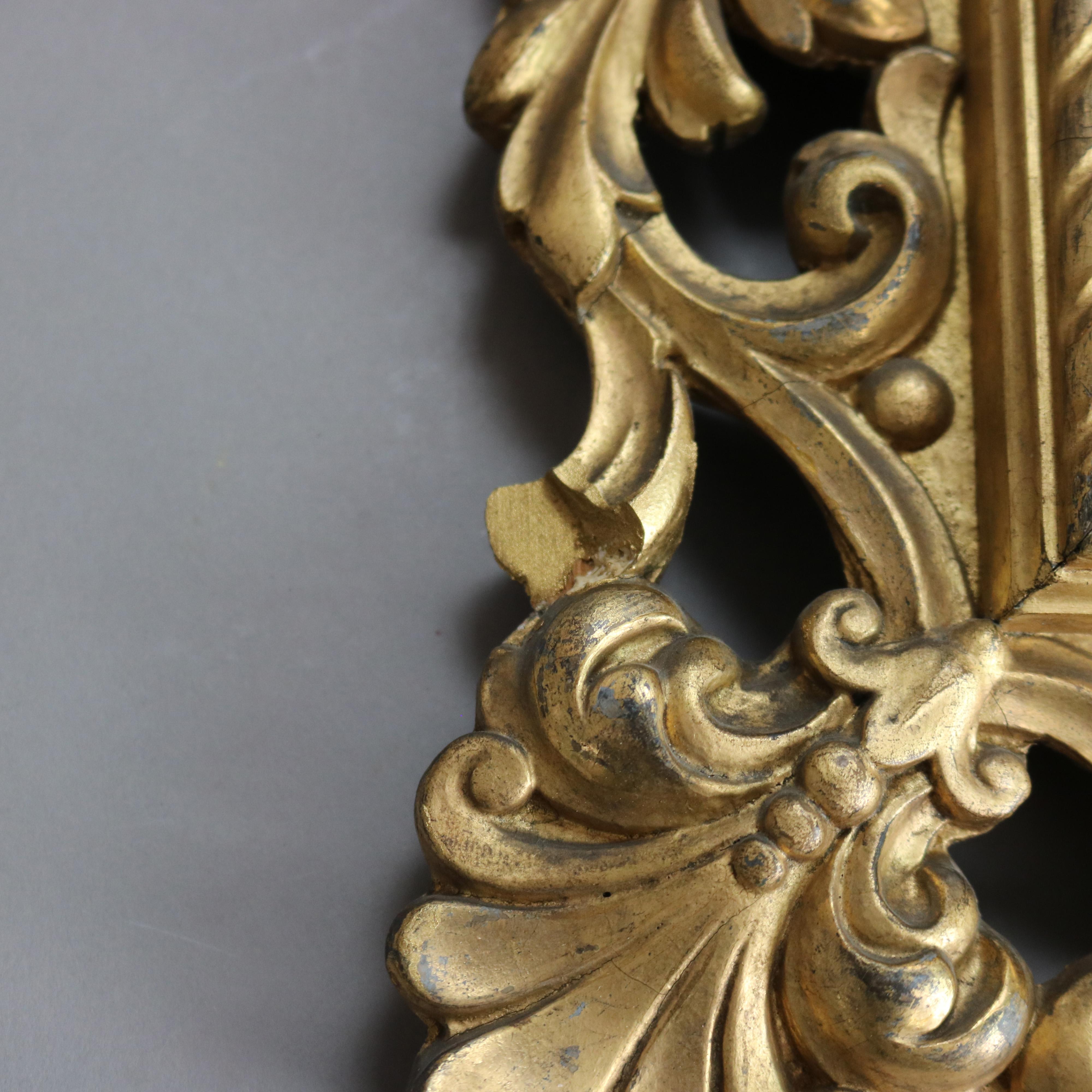 Cadre ancien en bois doré en forme de feuillage avec un portrait signé d'une fille du 19ème siècle en vente 1