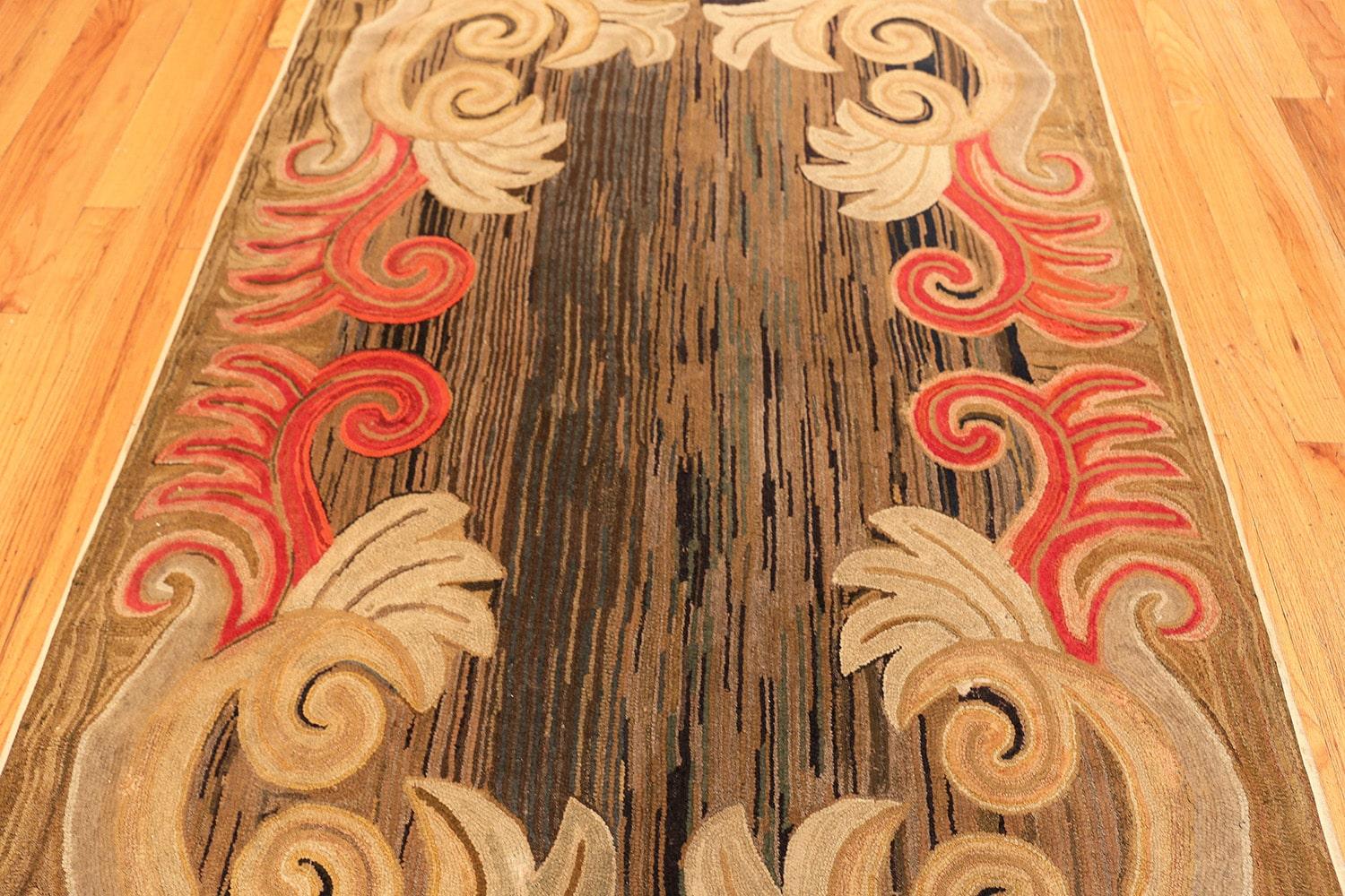 Antique Folk Art American Hooked Rug. Size: 4 ft 7 in x 7 ft 5 in In Good Condition In New York, NY