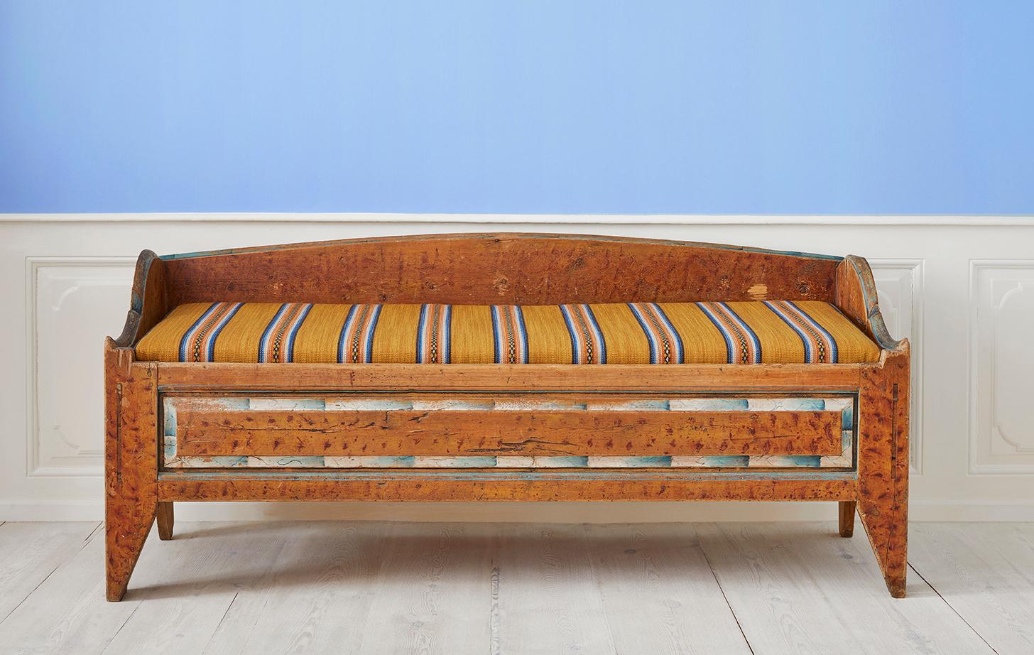 Sweden, Late 18th Century.

Folk Art bench made of pine. Original Faux paint to imitate wood and details with marbled paint on the front.

H 53 x W 180 x D 60 cm