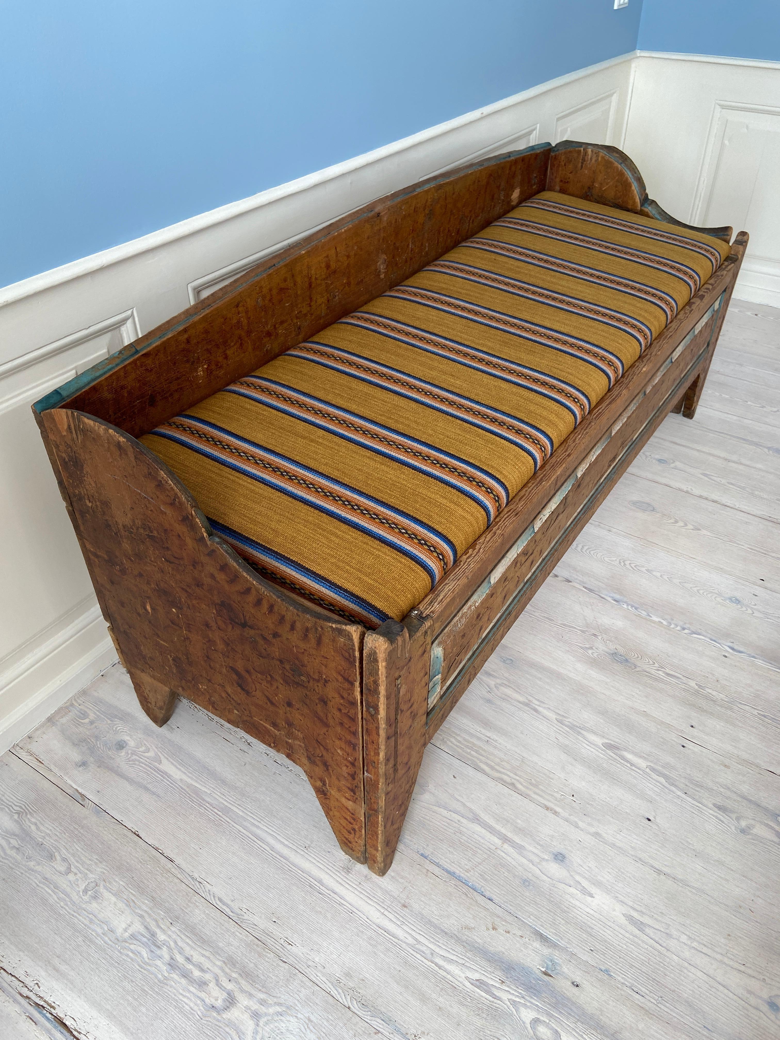Antique Folk Art Bench In Pine With Upholstered Seat, Sweden Late 18th-Century In Good Condition In Copenhagen K, DK