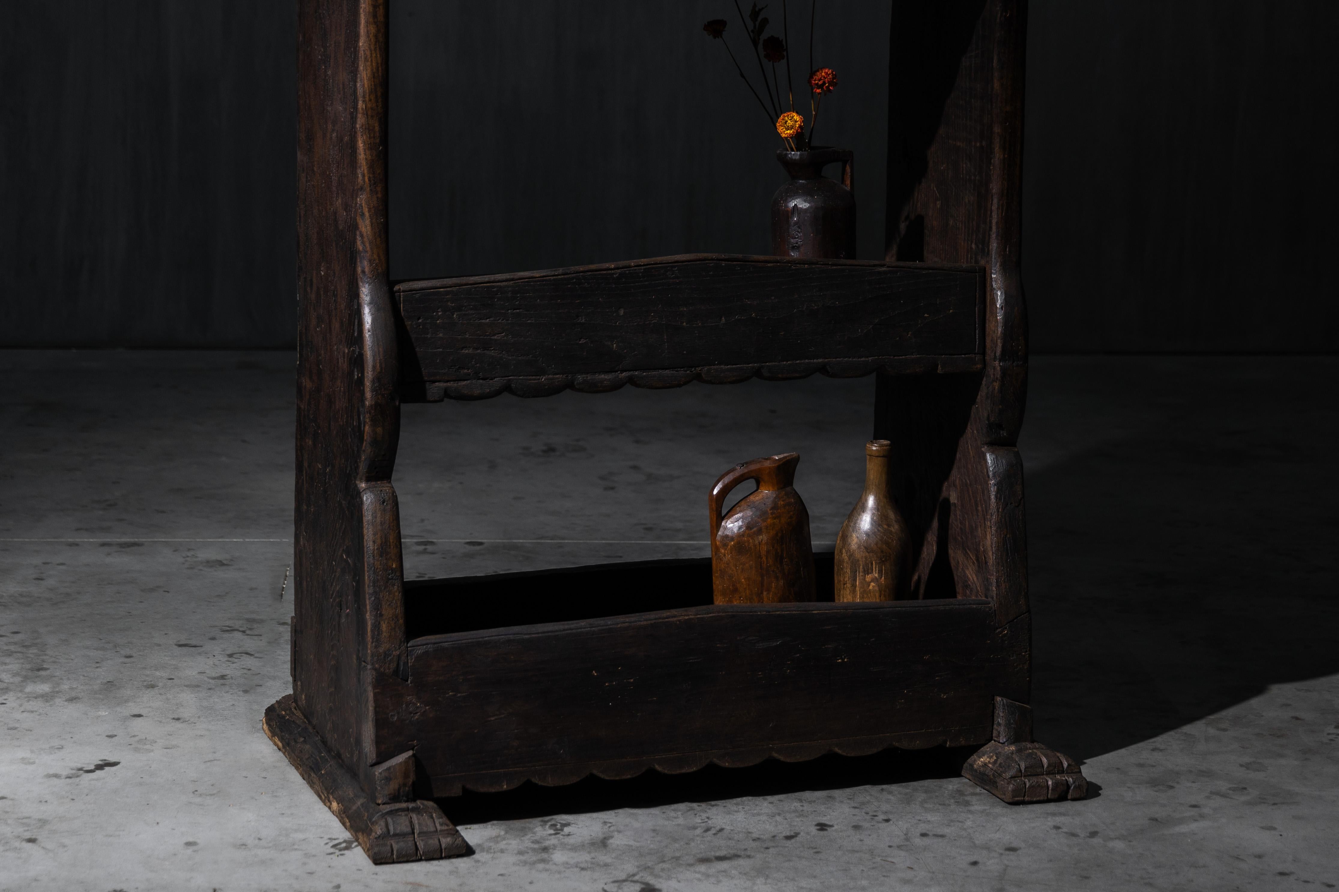 Cette étagère d'art populaire du XIXe siècle est une magnifique pièce primitive, fabriquée à la main, avec une bordure festonnée le long d'un côté et trois niveaux spacieux. Fabriqué en bois massif avec des marques d'outils visibles, des
