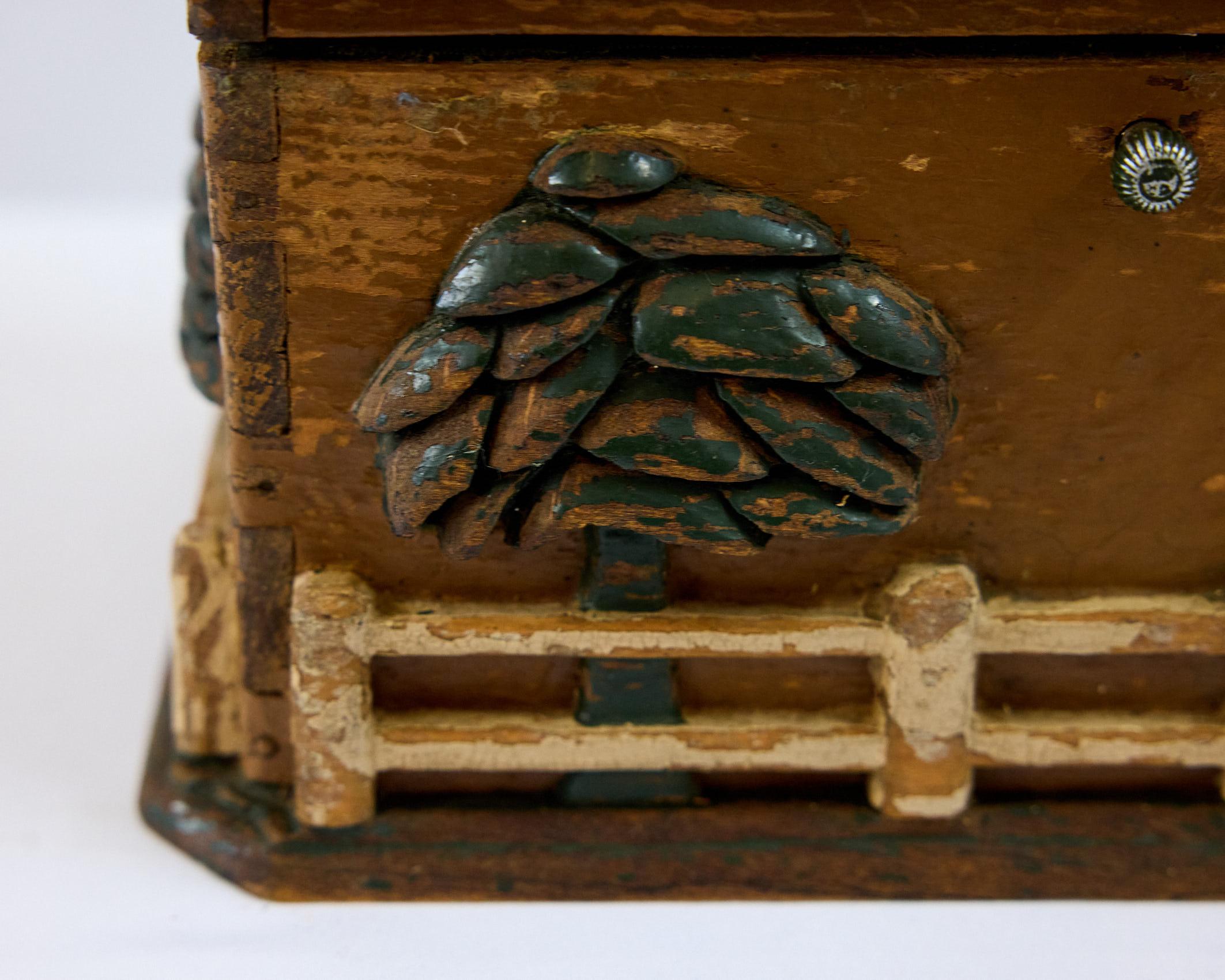 Antigua Caja de Arte Popular con Escenas de Cabañas Talladas y Pintadas en venta 4