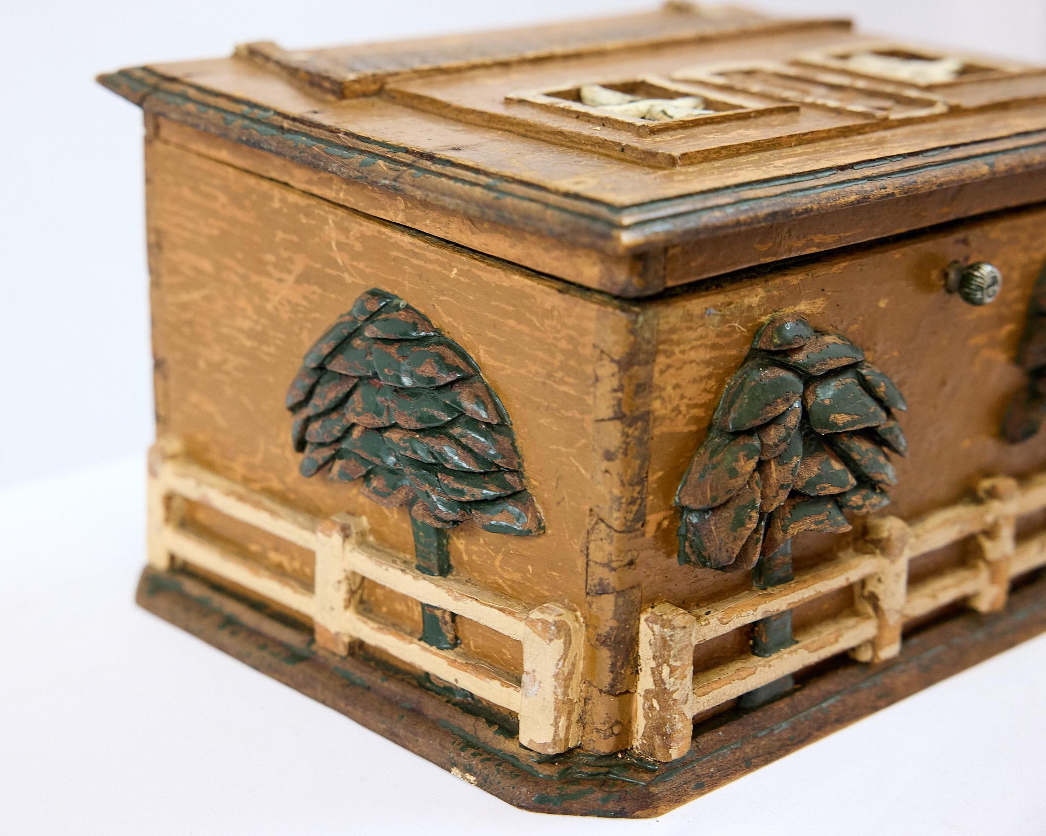 Antigua Caja de Arte Popular con Escenas de Cabañas Talladas y Pintadas en venta 7