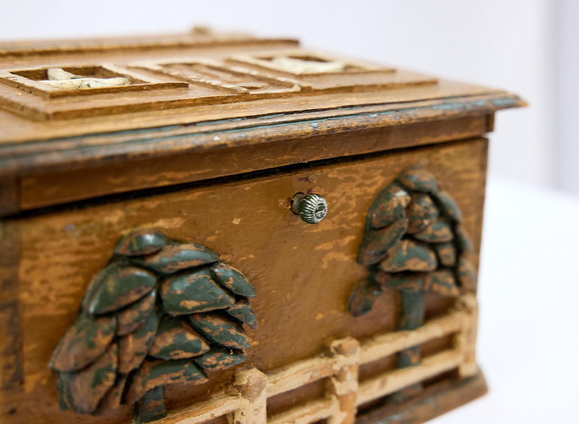 Antigua Caja de Arte Popular con Escenas de Cabañas Talladas y Pintadas en venta 8