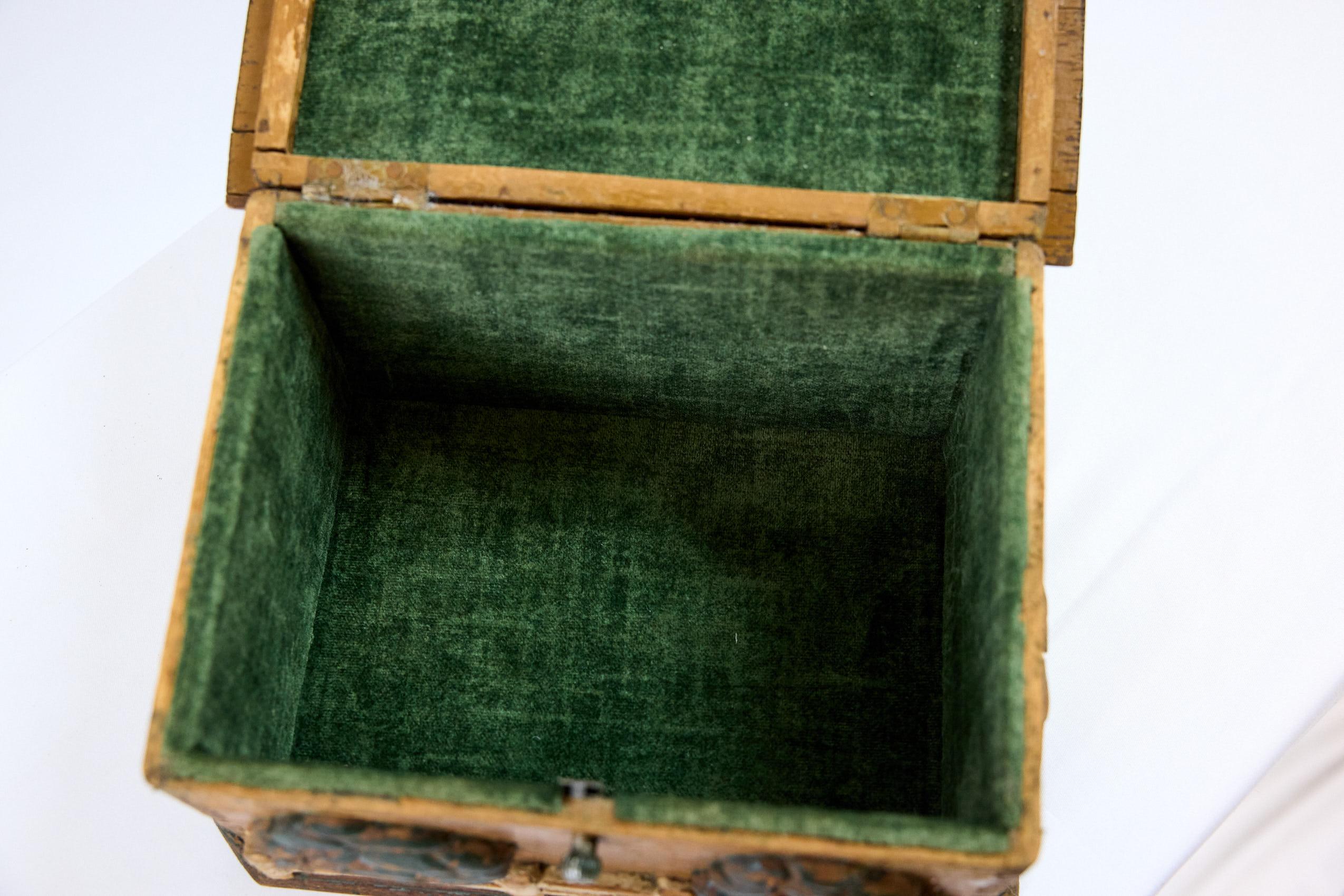 Antigua Caja de Arte Popular con Escenas de Cabañas Talladas y Pintadas en venta 10