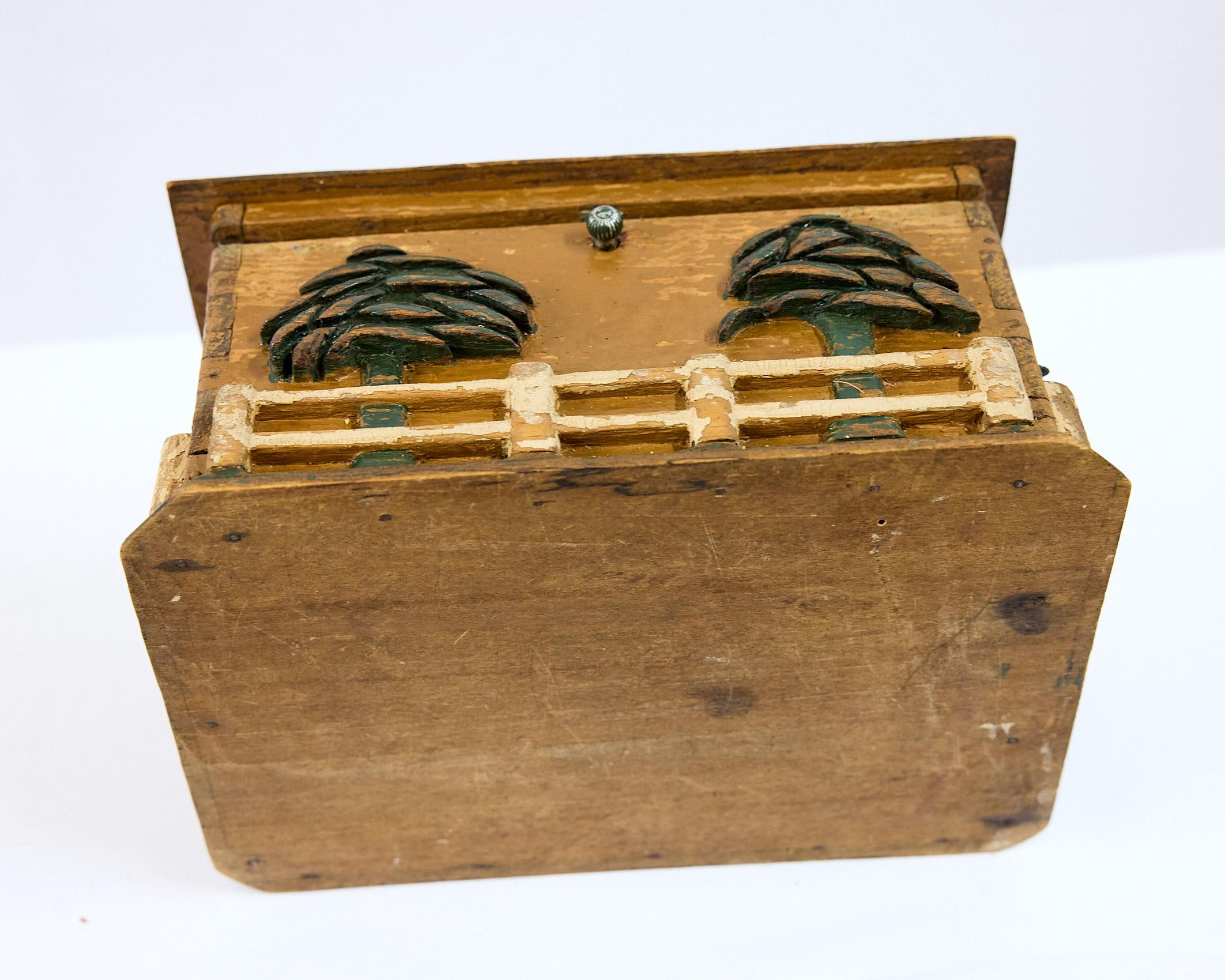 Antigua Caja de Arte Popular con Escenas de Cabañas Talladas y Pintadas en venta 13