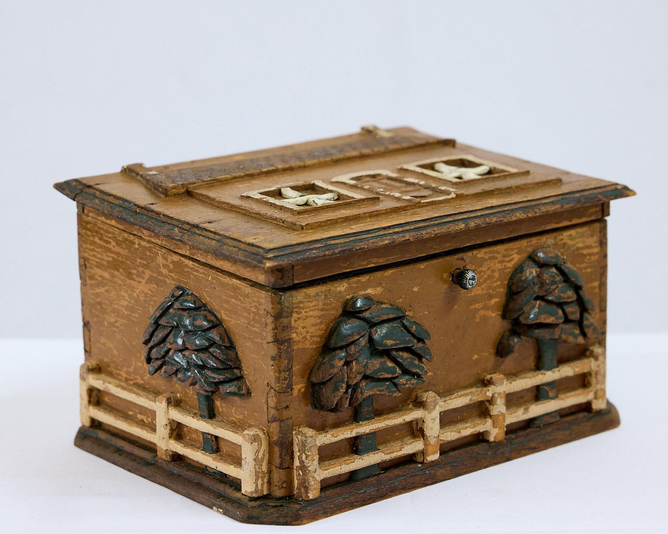 Antigua Caja de Arte Popular con Escenas de Cabañas Talladas y Pintadas Arte popular en venta
