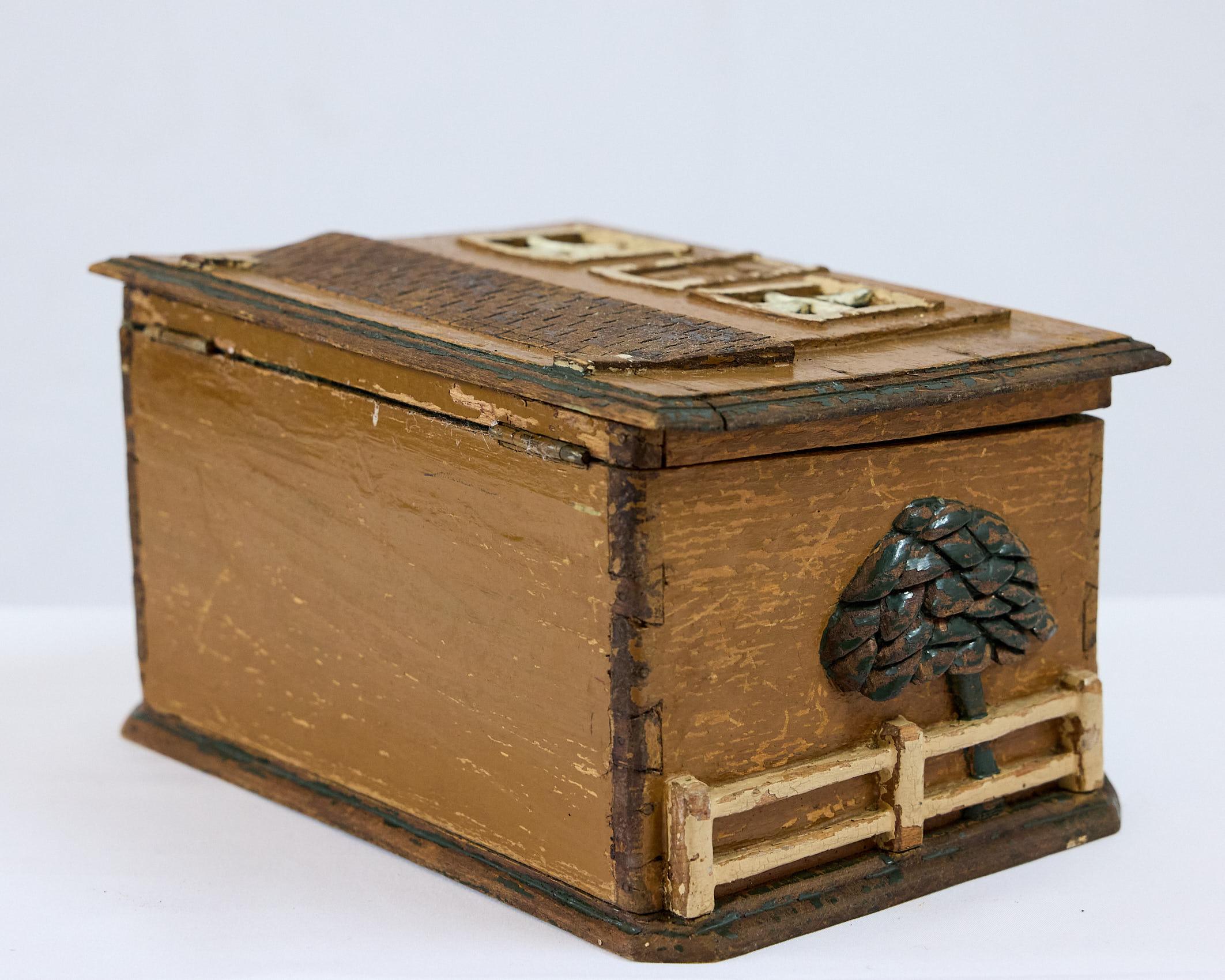 Antigua Caja de Arte Popular con Escenas de Cabañas Talladas y Pintadas siglo XIX en venta
