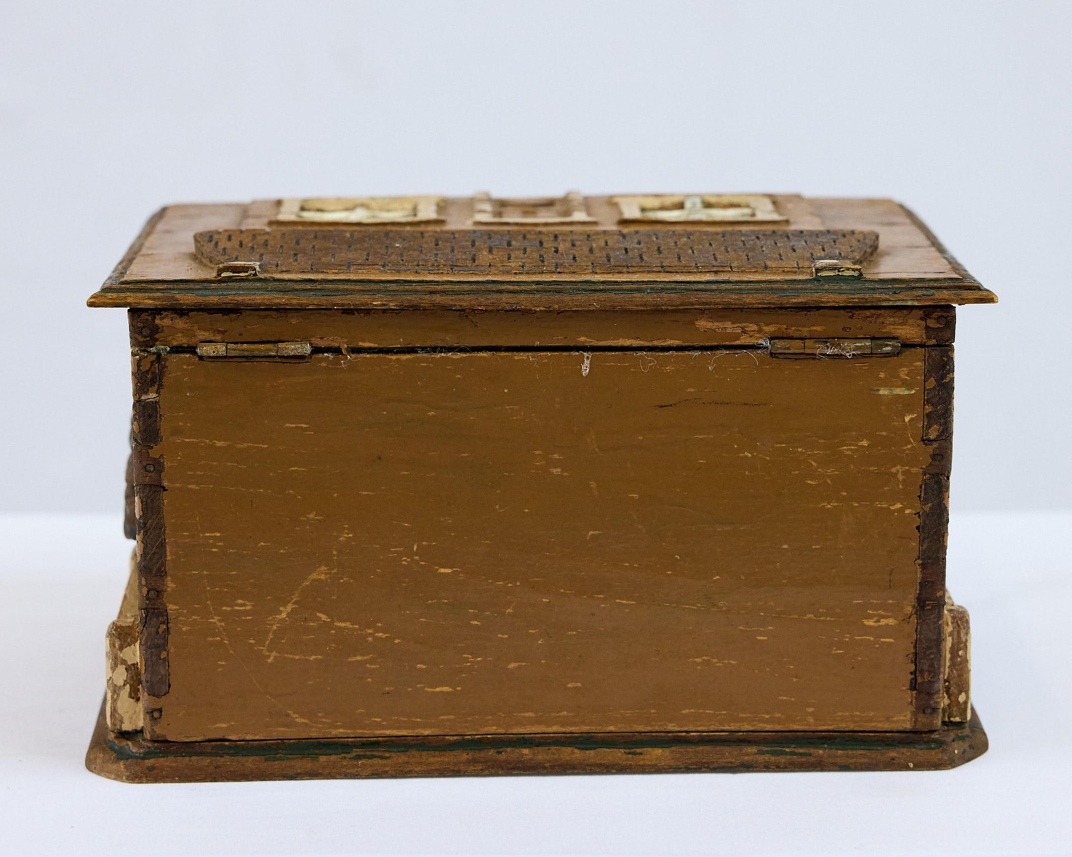 Antigua Caja de Arte Popular con Escenas de Cabañas Talladas y Pintadas Terciopelo en venta