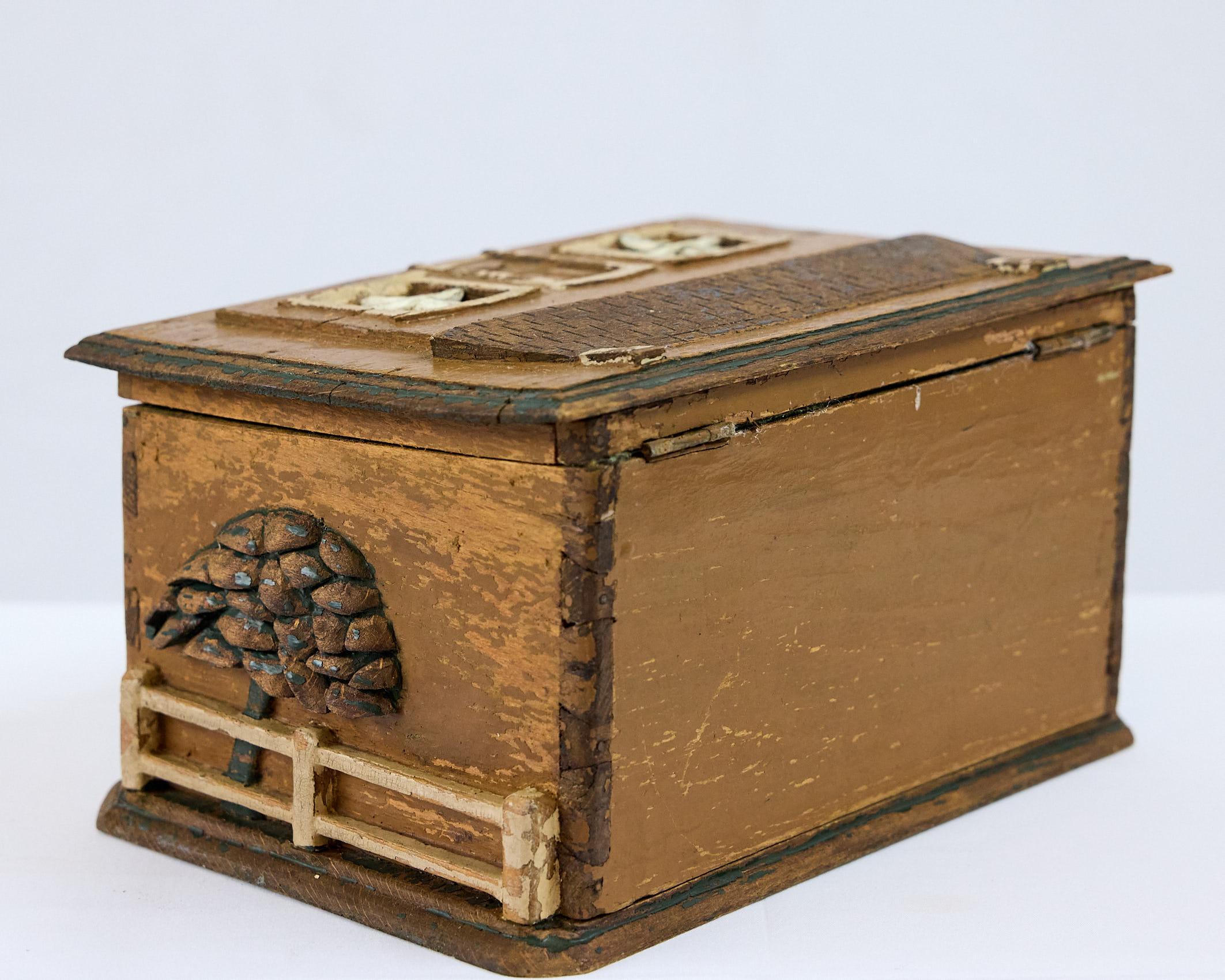 Antigua Caja de Arte Popular con Escenas de Cabañas Talladas y Pintadas en venta 1