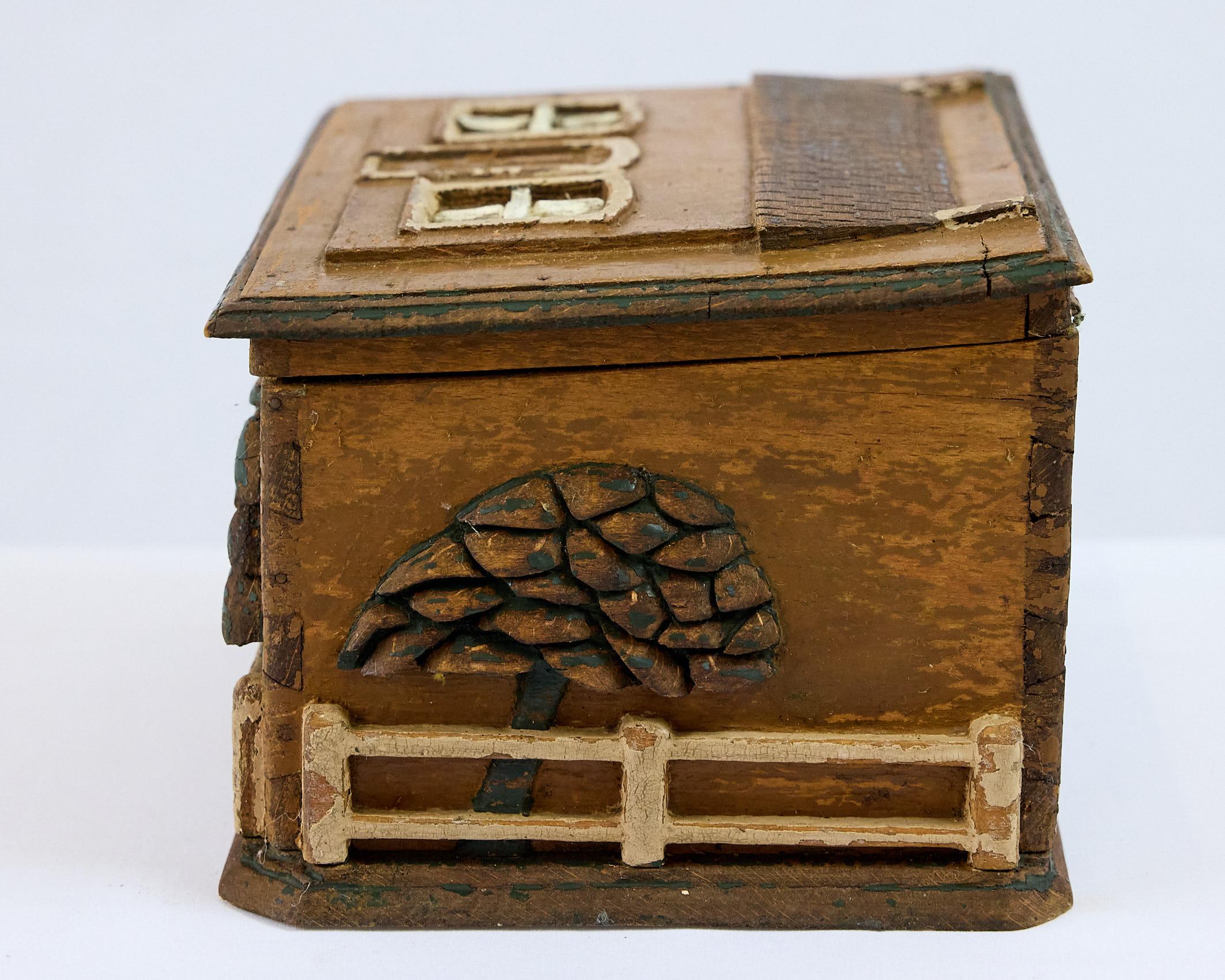 Antigua Caja de Arte Popular con Escenas de Cabañas Talladas y Pintadas en venta 2