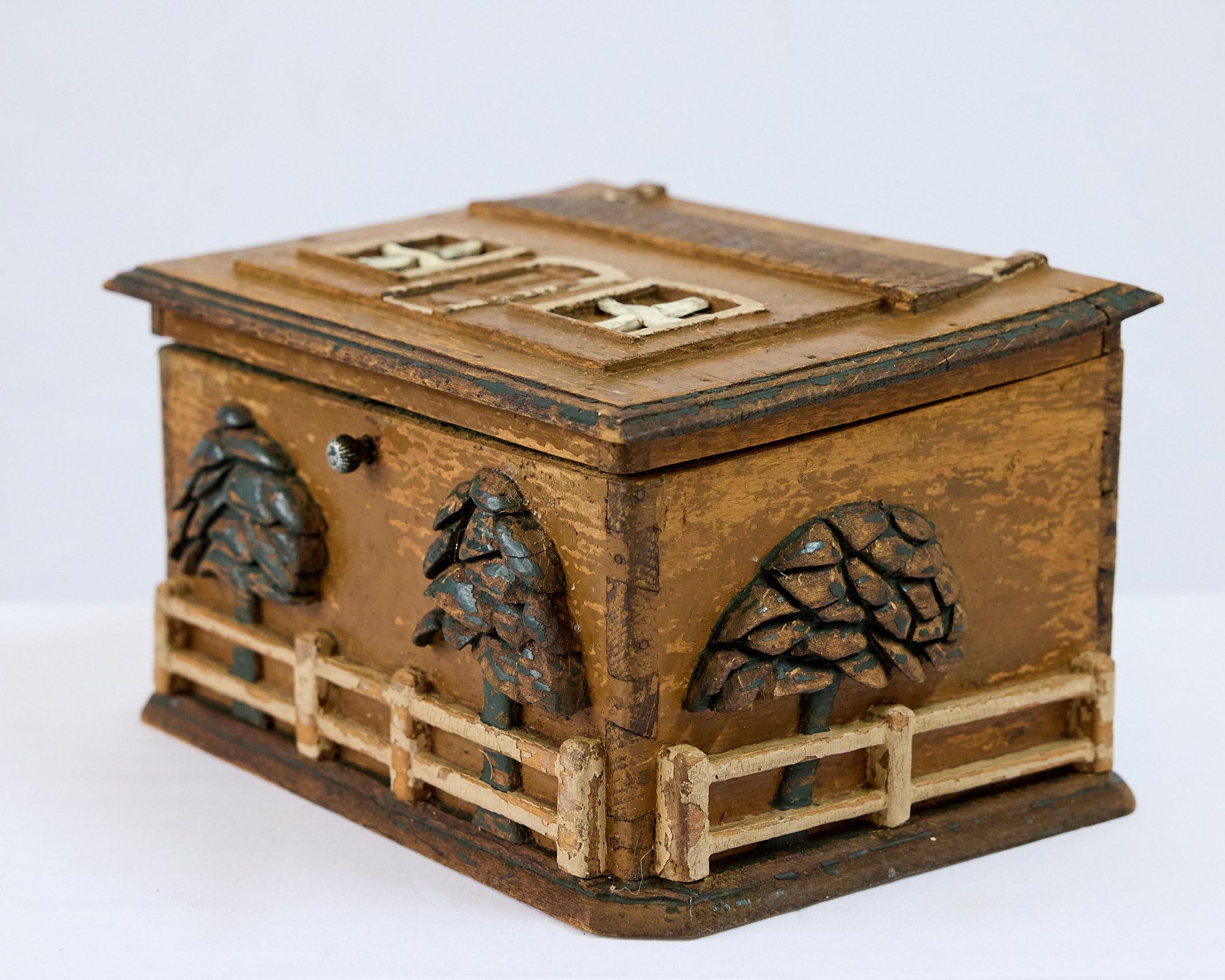 Antigua Caja de Arte Popular con Escenas de Cabañas Talladas y Pintadas en venta 3