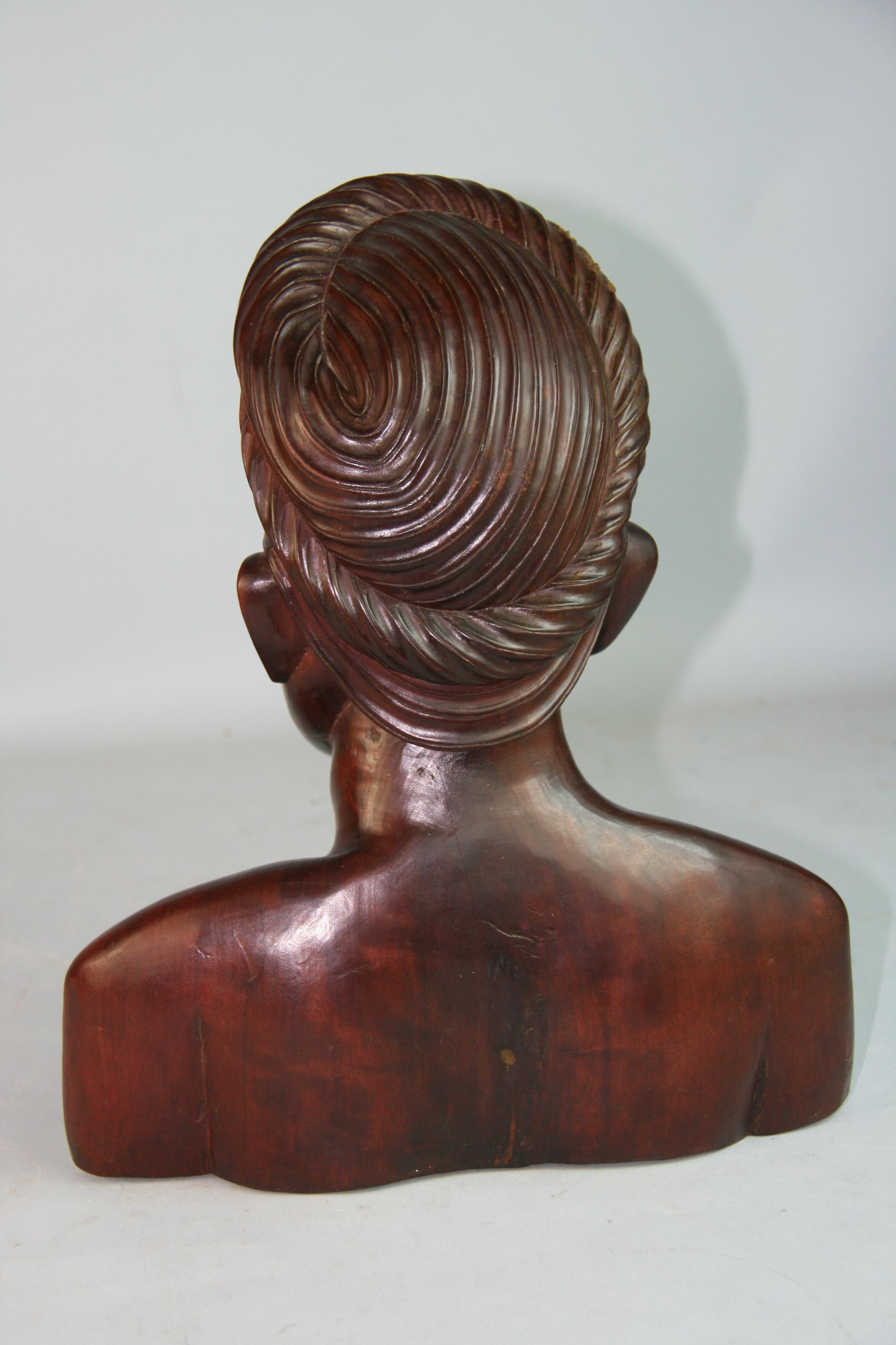 Antiguo Arte Popular Camboyano Escultura de Princesa de Madera Tallada mediados del siglo XX en venta