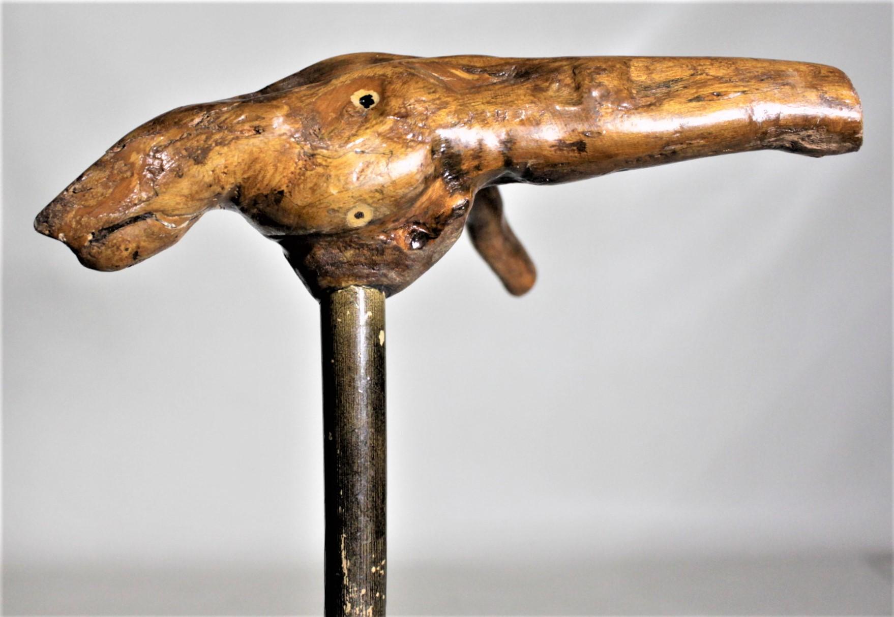 Artisanat Canne ou bâton de marche d'art populaire ancien avec poignée en bois de broussin en vente