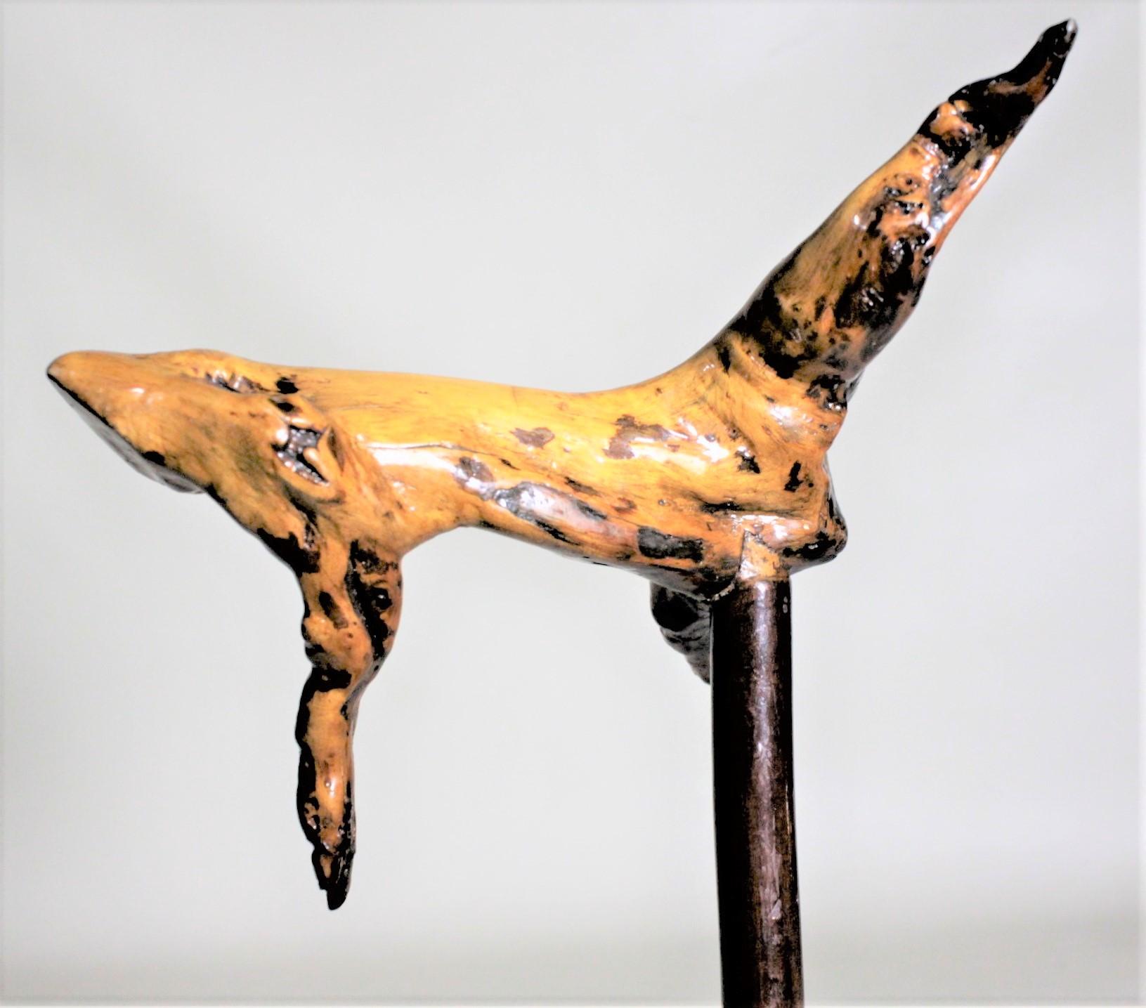 Américain Canne ou bâton de marche d'art populaire ancien avec poignée en bois de broussin en vente