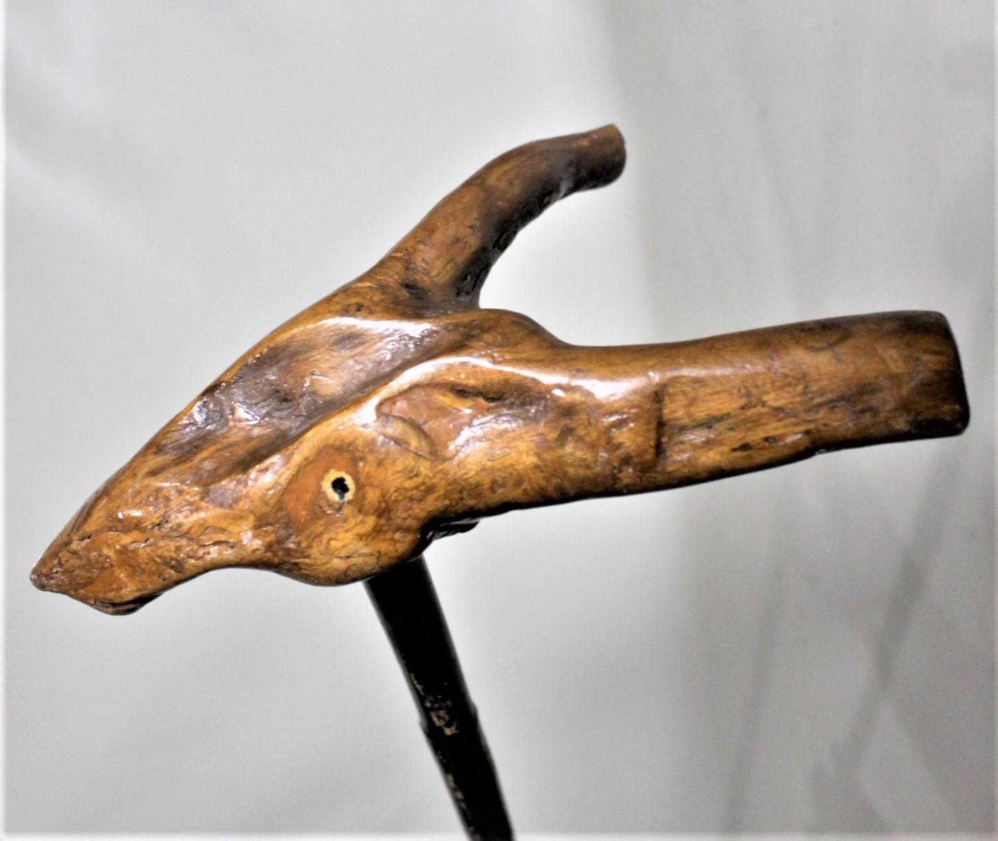 Fait main Canne ou bâton de marche d'art populaire ancien avec poignée en bois de broussin en vente