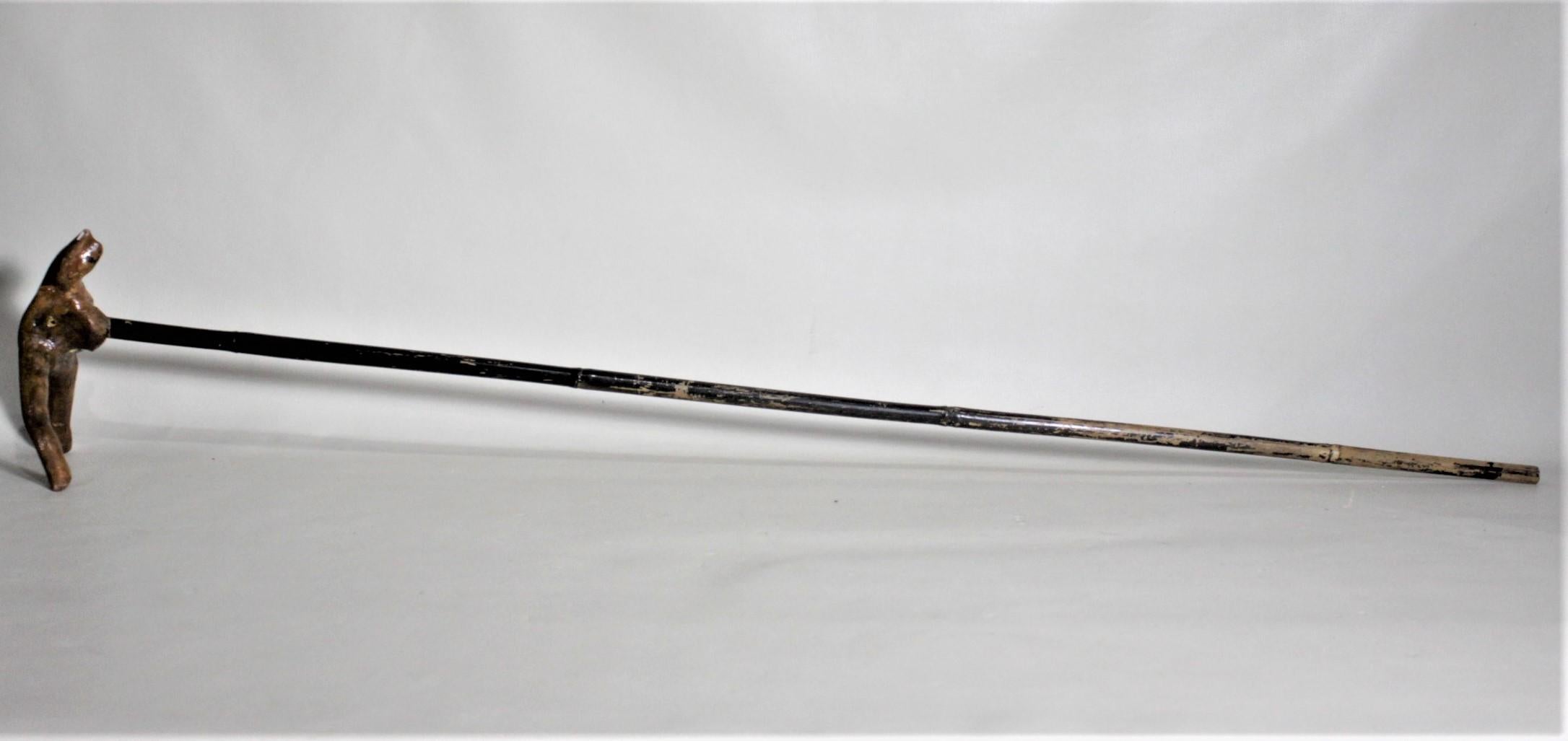 20ième siècle Canne ou bâton de marche d'art populaire ancien avec poignée en bois de broussin en vente