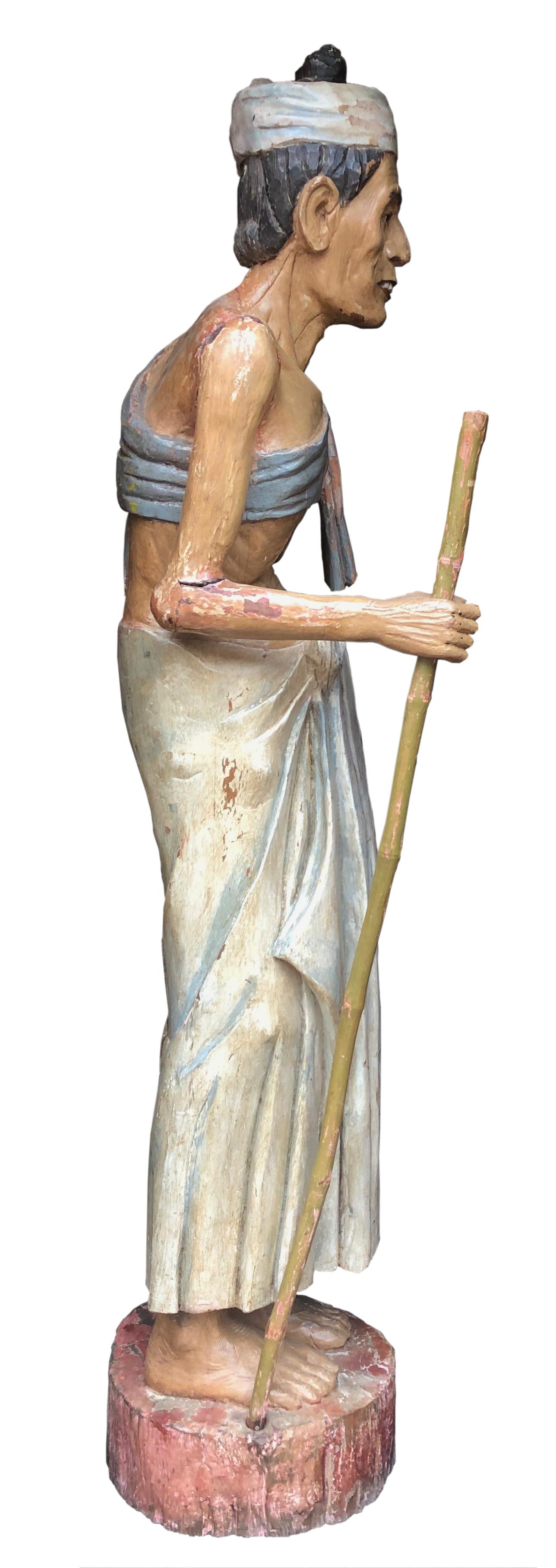 Artisanat Statue d'homme amérindien d'art populaire ancien en gesso sculpté sur bois et peint à la main en vente