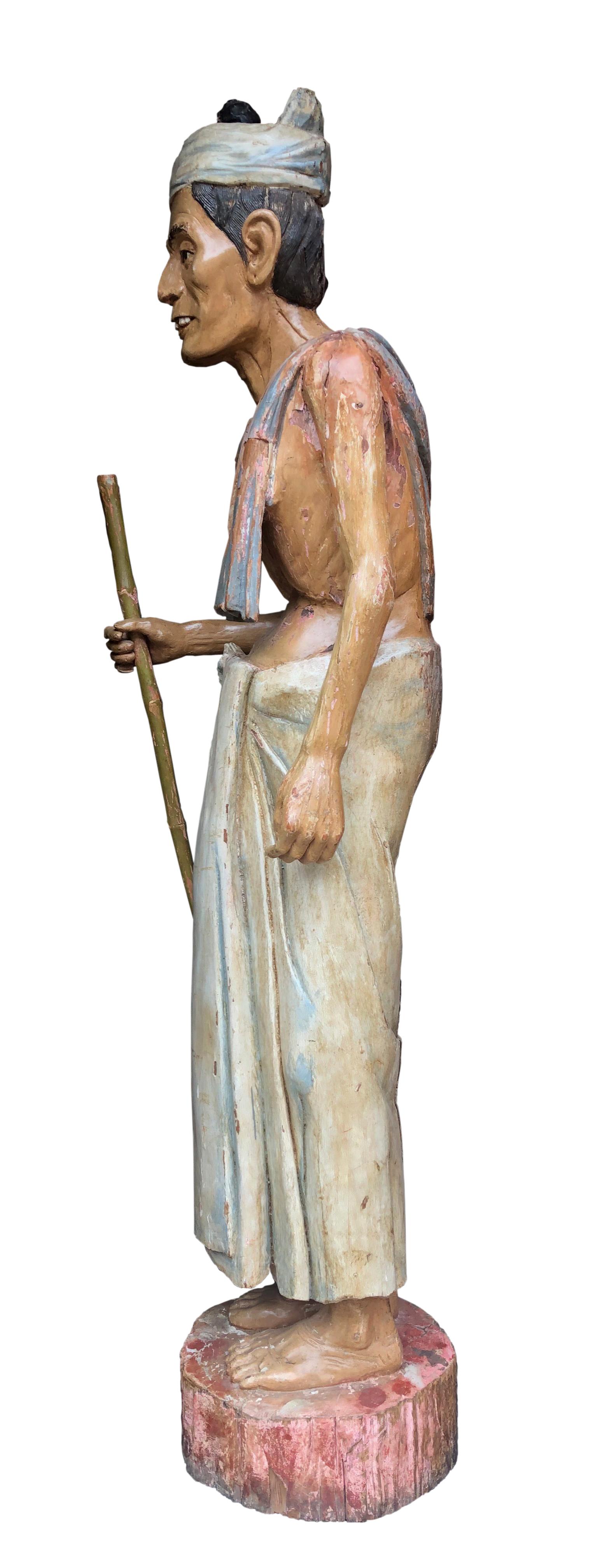 Antike Volkskunst-Statue eines einheimischen Mannes aus geschnitztem Gesso auf Holz, handbemalt (Handgeschnitzt) im Angebot