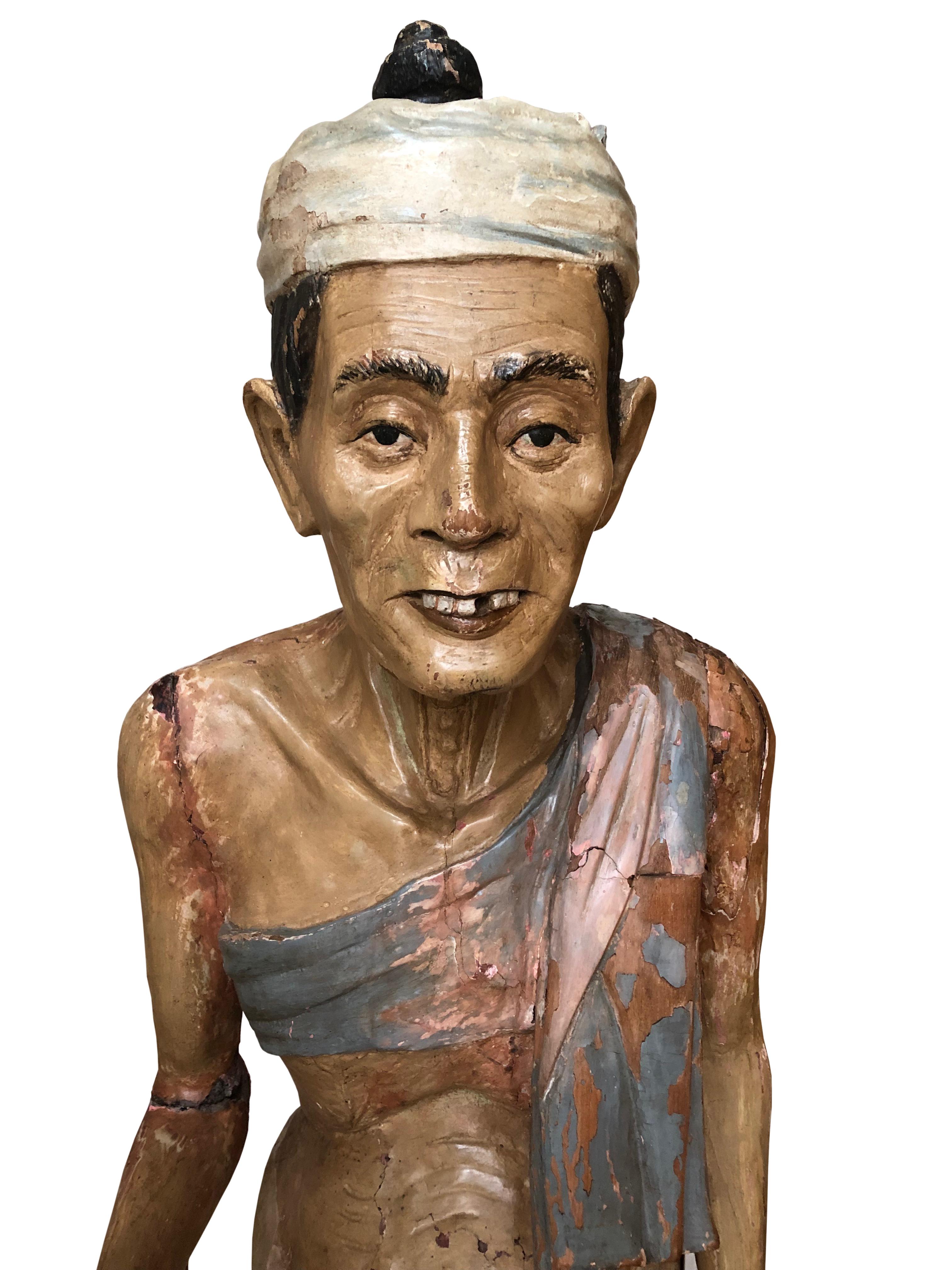 Antike Volkskunst-Statue eines einheimischen Mannes aus geschnitztem Gesso auf Holz, handbemalt im Zustand „Relativ gut“ im Angebot in Hamilton, Ontario