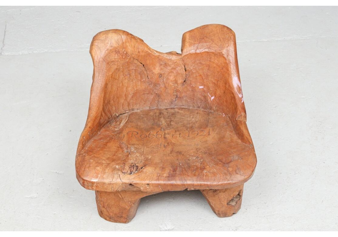 Antike Folk Art geschnitzt Einzelteil Baumstamm Low Chair  (Handgeschnitzt) im Angebot