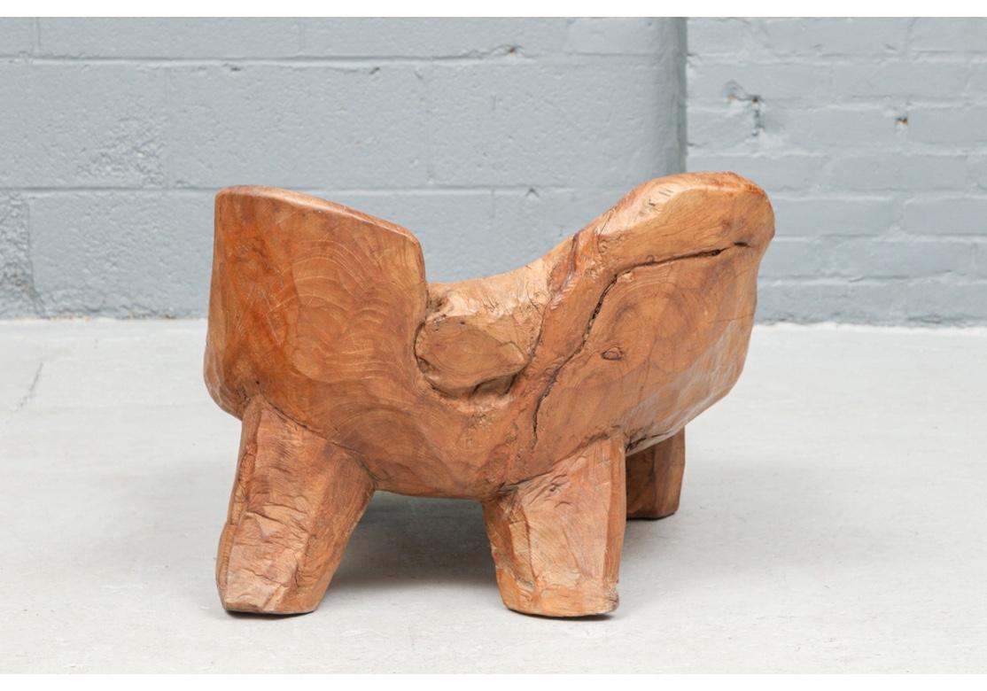 Antike Folk Art geschnitzt Einzelteil Baumstamm Low Chair  im Zustand „Gut“ im Angebot in Bridgeport, CT
