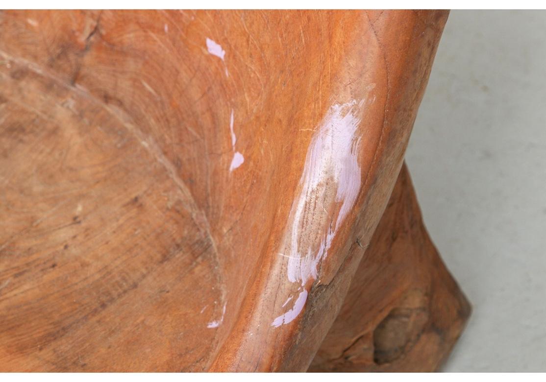 Antike Folk Art geschnitzt Einzelteil Baumstamm Low Chair  (Holz) im Angebot