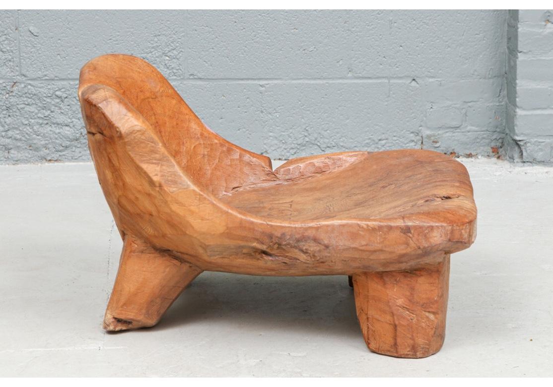 20ième siècle Chaise basse antique sculptée d'un tronc d'arbre en une seule pièce 