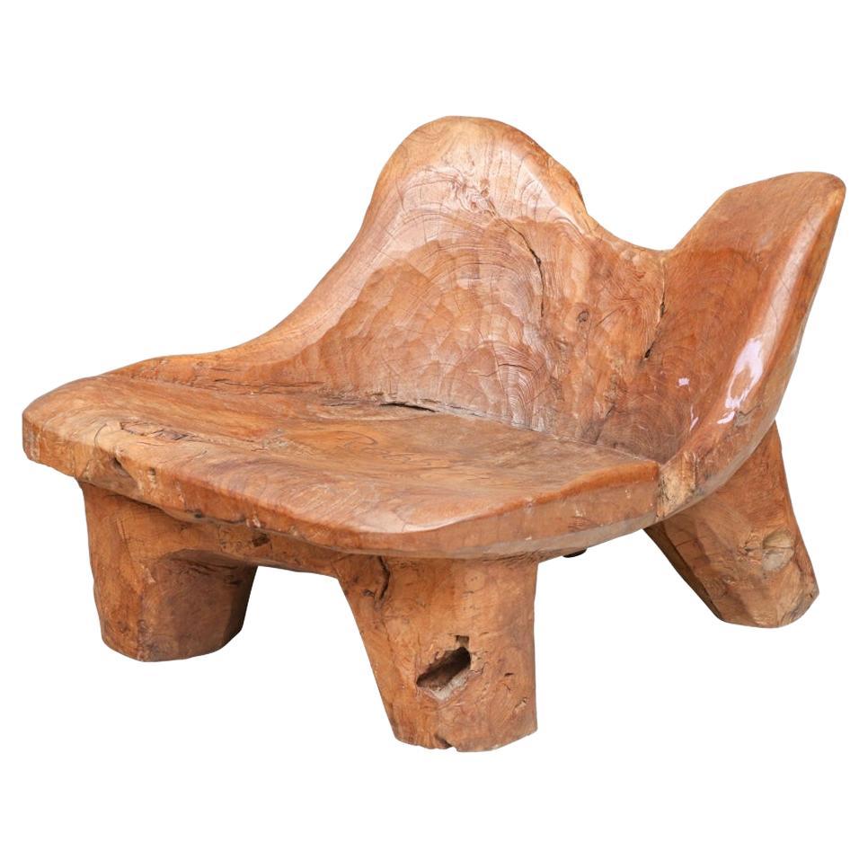 Chaise basse antique sculptée d'un tronc d'arbre en une seule pièce 