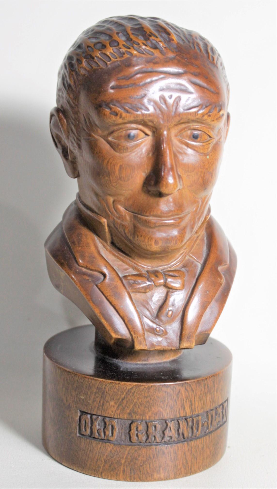 Artisanat Sculpture artisanale ancienne en bois sculpté du logo du « vieux grand-père » whisky en vente