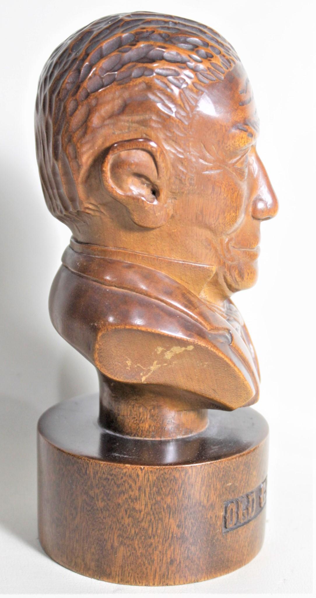 Américain Sculpture artisanale ancienne en bois sculpté du logo du « vieux grand-père » whisky en vente