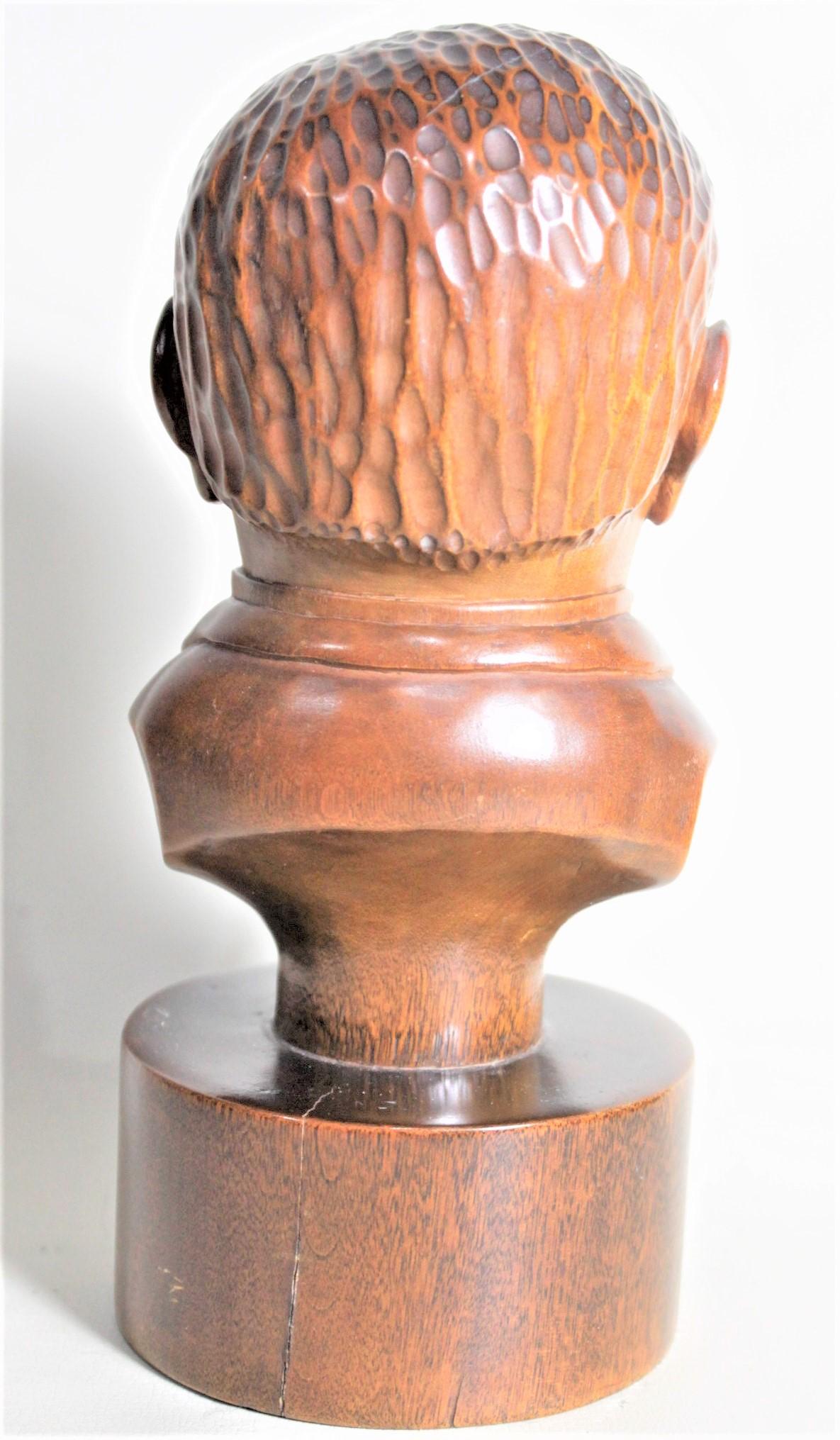 Sculpté à la main Sculpture artisanale ancienne en bois sculpté du logo du « vieux grand-père » whisky en vente