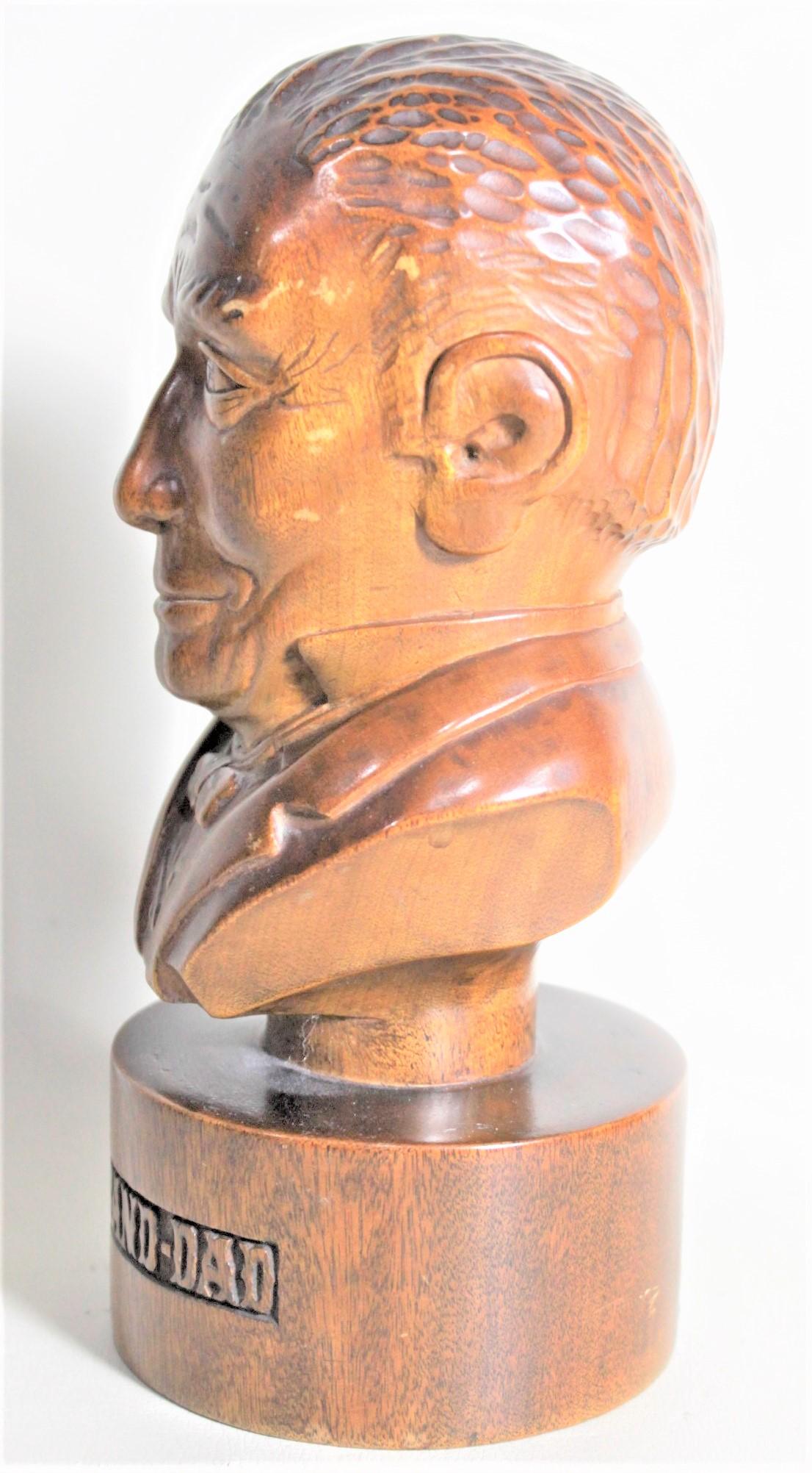 Sculpture artisanale ancienne en bois sculpté du logo du « vieux grand-père » whisky Bon état - En vente à Hamilton, Ontario