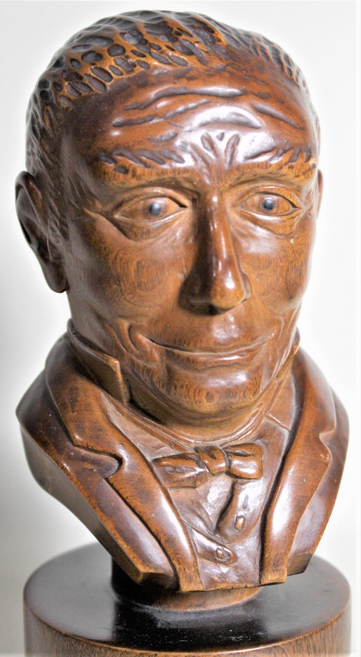 20ième siècle Sculpture artisanale ancienne en bois sculpté du logo du « vieux grand-père » whisky en vente