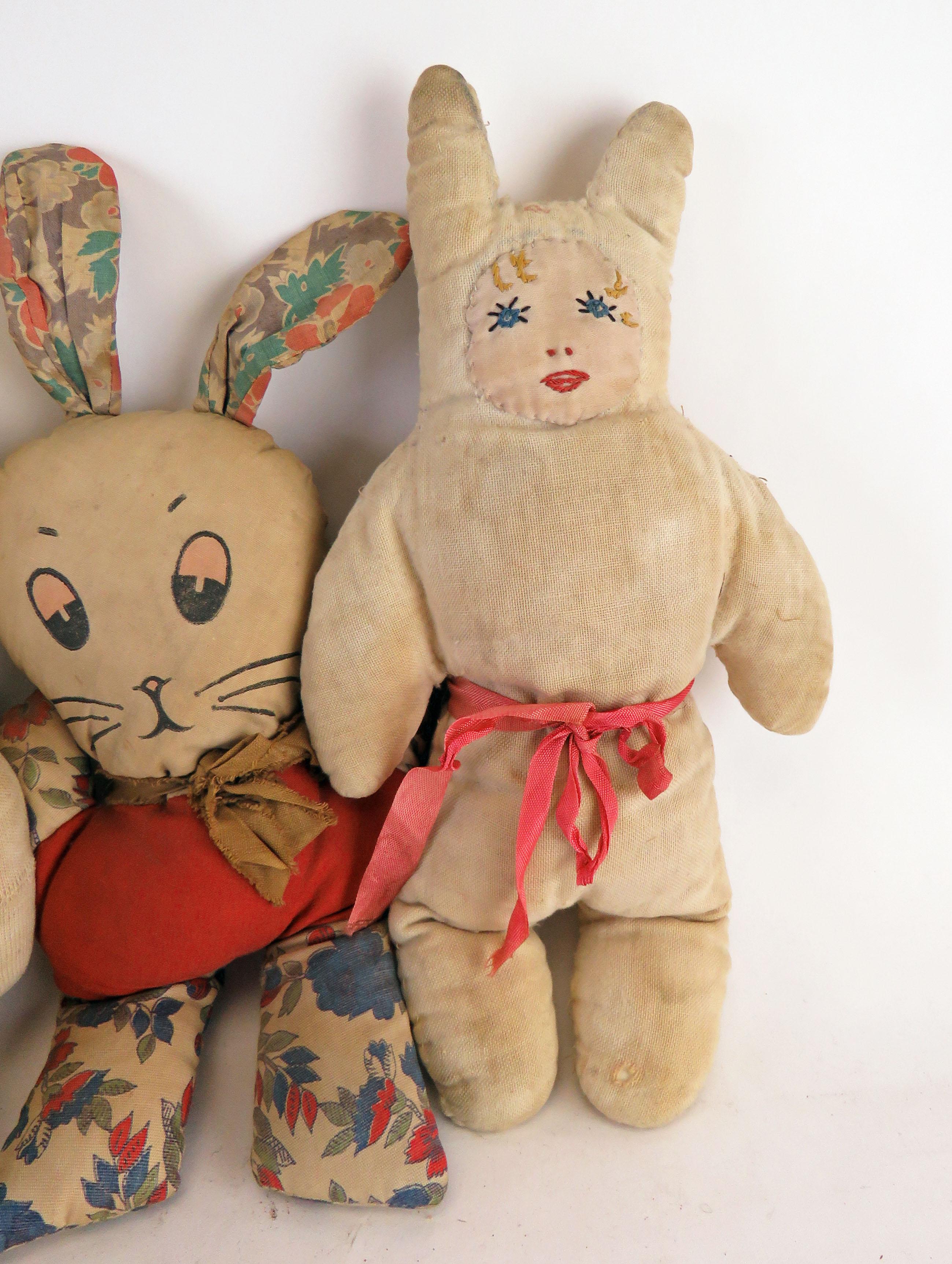 Collection de six poupées artisanales d'art populaire, toutes dotées d'une personnalité unique. Le plus grand (Raggedy Ann) mesure 14
