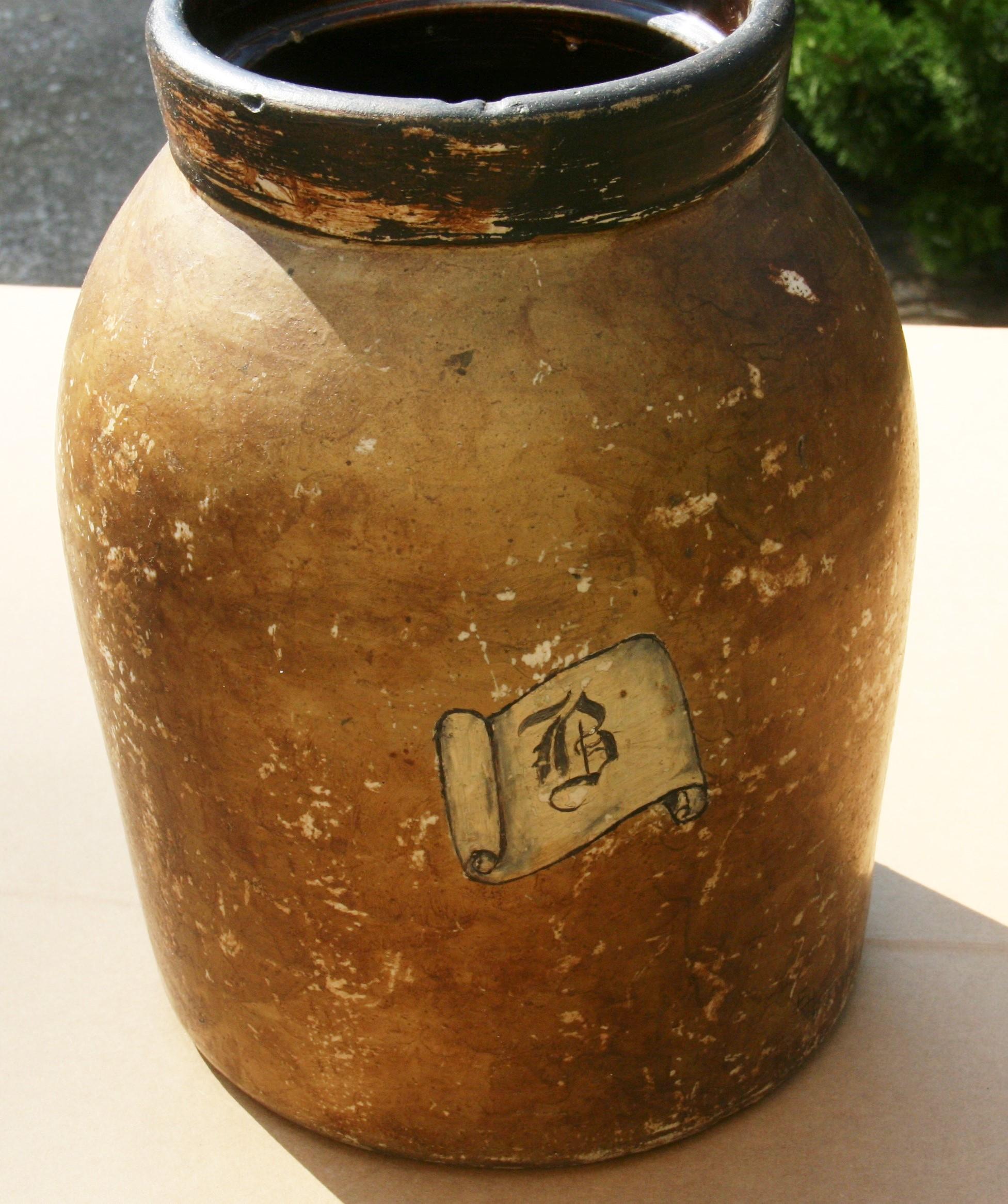 Céramique Pot de rocher antique peint à la main avec une scène bucolique de vaches en vente
