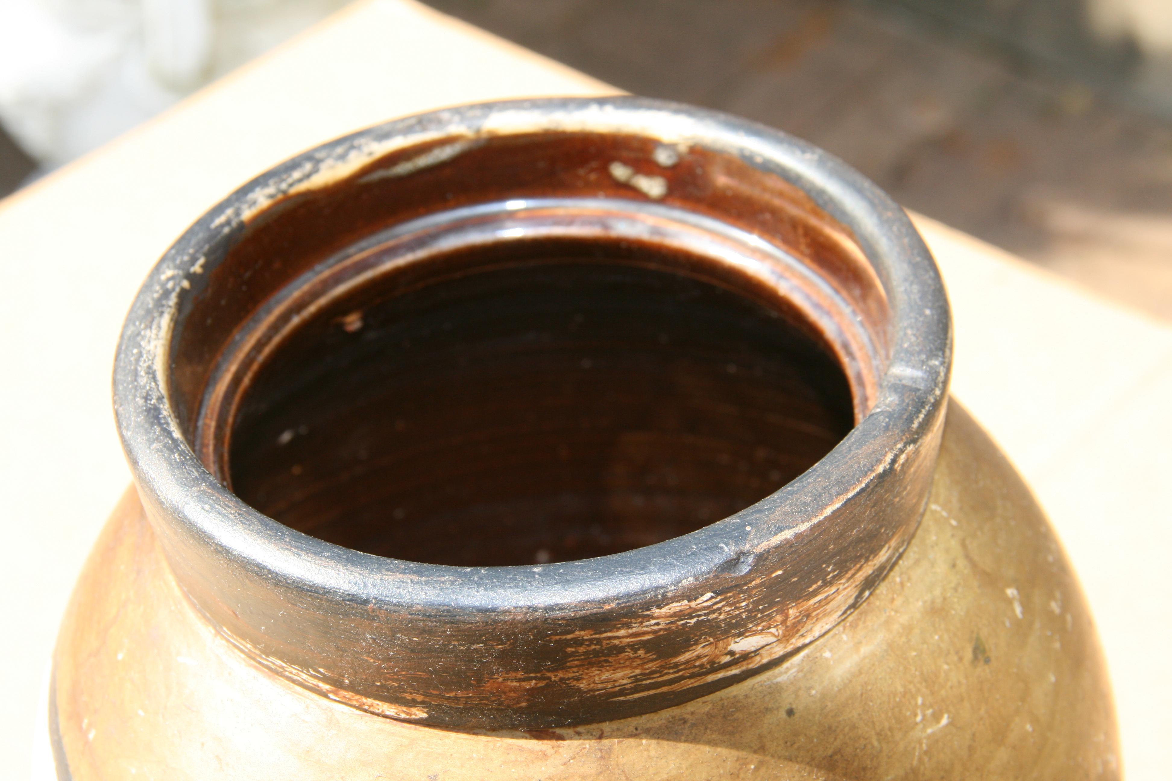 Pot de rocher antique peint à la main avec une scène bucolique de vaches en vente 1
