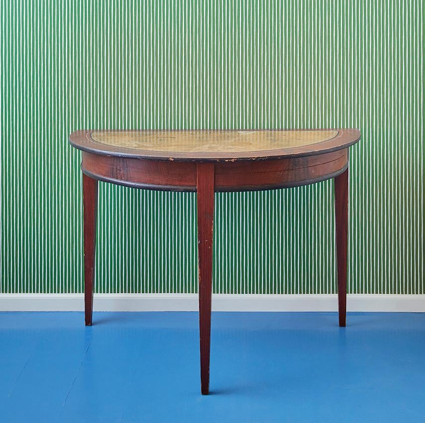 Schweden, Mitte des 19. Jahrhunderts

Folk Art demi lune Tisch mit lackiertem Holz. 
Der Tisch wurde um 1850 in Hälsingland hergestellt und trägt die Originalfarbe aus dieser Zeit. 

Maße: H 75 x Ø 110 cm.