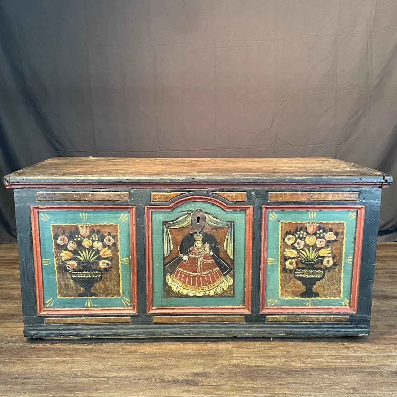 Coffre à couvertures antique peint de motifs floraux d'art populaire avec la Vierge et le Child en vente 3