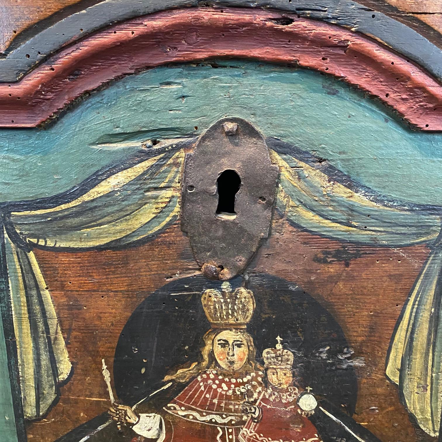 Coffre à couvertures antique peint de motifs floraux d'art populaire avec la Vierge et le Child Bon état - En vente à Hopewell, NJ